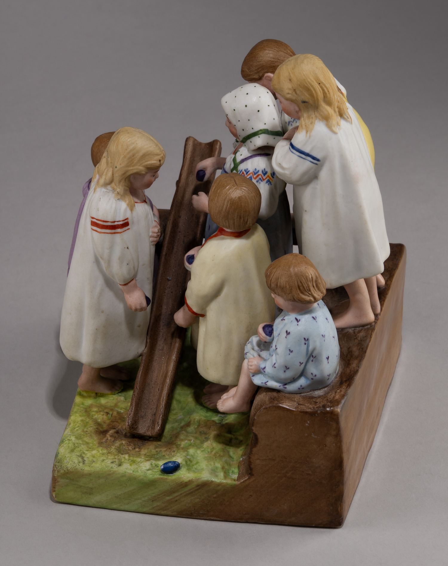 (Гарднер. Пасха. Дети.) Скульптура «Катание пасхальных яиц».
Россия, фабрика Ф.Я. Гарднера, 1870-е–1890-е годы.