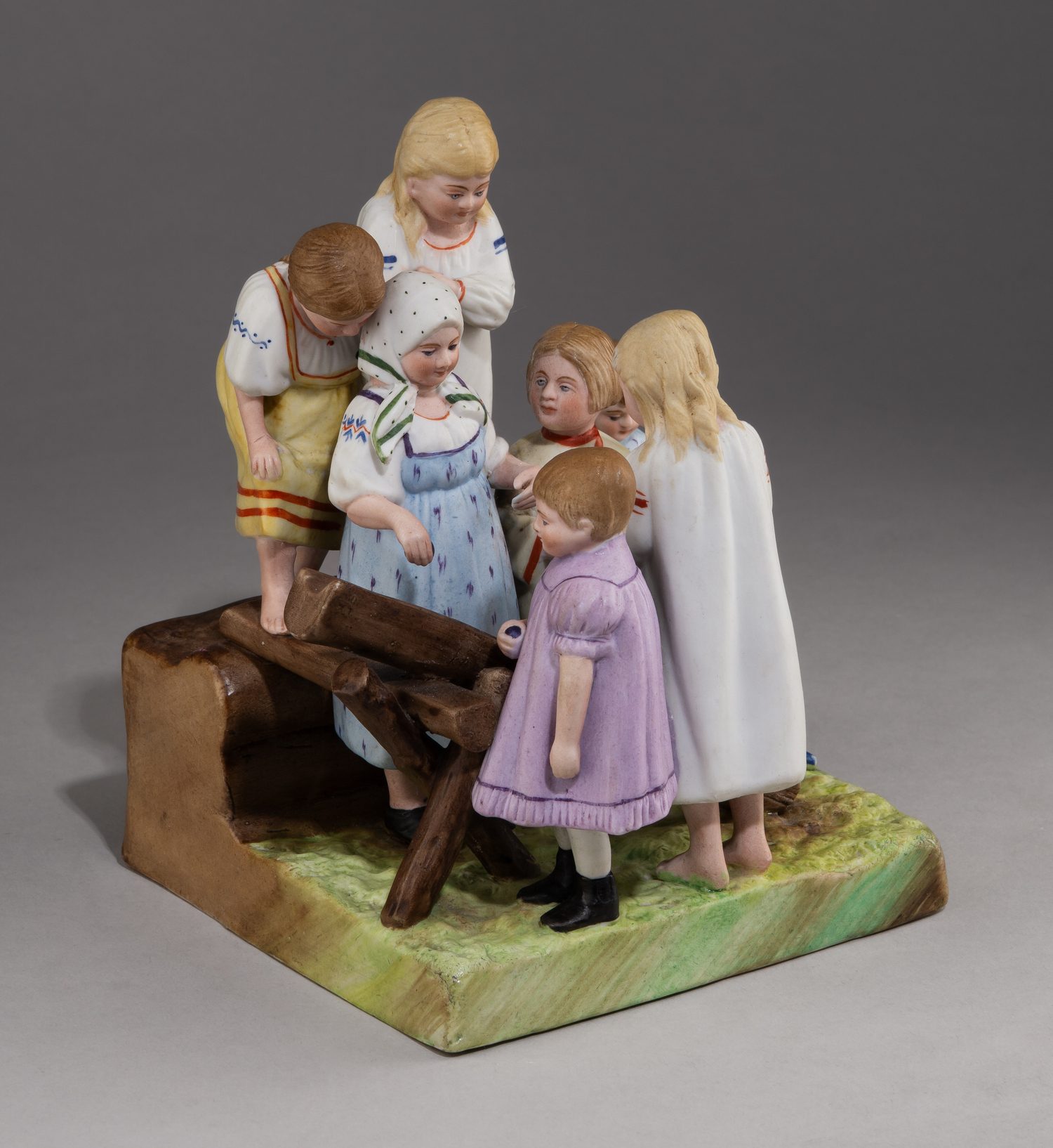 (Гарднер. Пасха. Дети.) Скульптура «Катание пасхальных яиц».
Россия, фабрика Ф.Я. Гарднера, 1870-е–1890-е годы.