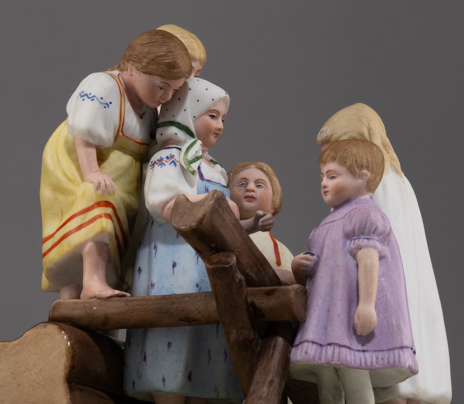 (Гарднер. Пасха. Дети.) Скульптура «Катание пасхальных яиц».
Россия, фабрика Ф.Я. Гарднера, 1870-е–1890-е годы.