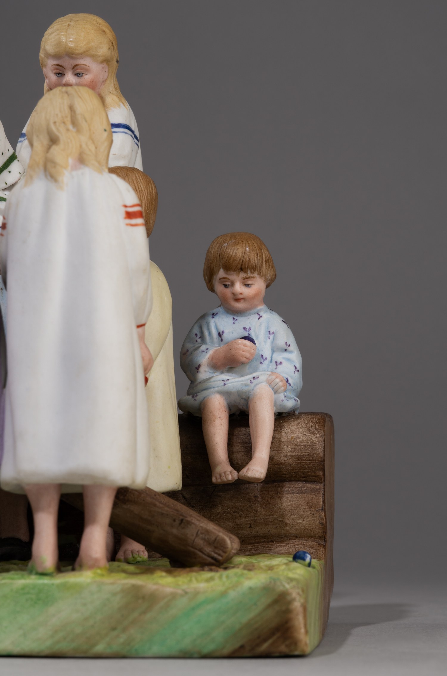 (Гарднер. Пасха. Дети.) Скульптура «Катание пасхальных яиц».
Россия, фабрика Ф.Я. Гарднера, 1870-е–1890-е годы.