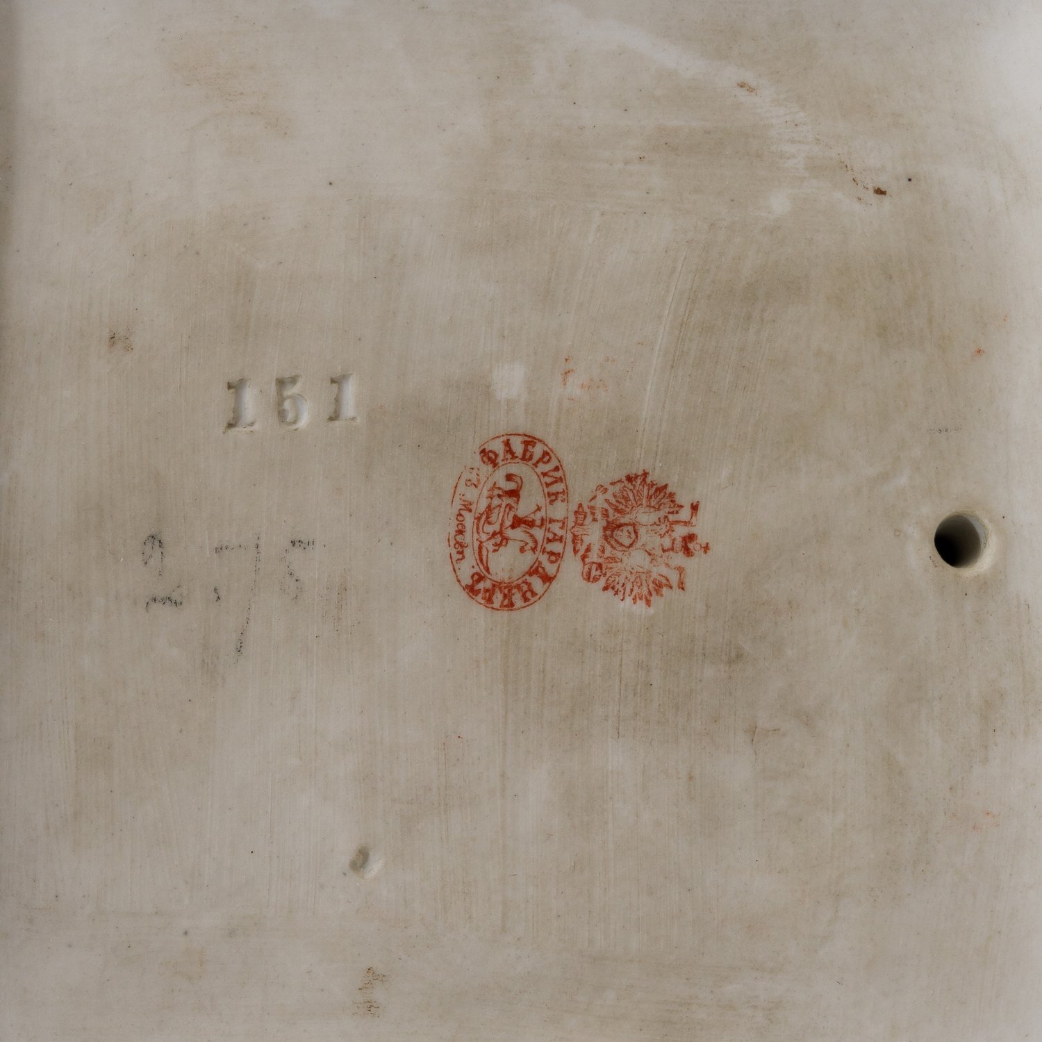 (Гарднер. Пасха. Дети.) Скульптура «Катание пасхальных яиц».
Россия, фабрика Ф.Я. Гарднера, 1870-е–1890-е годы.