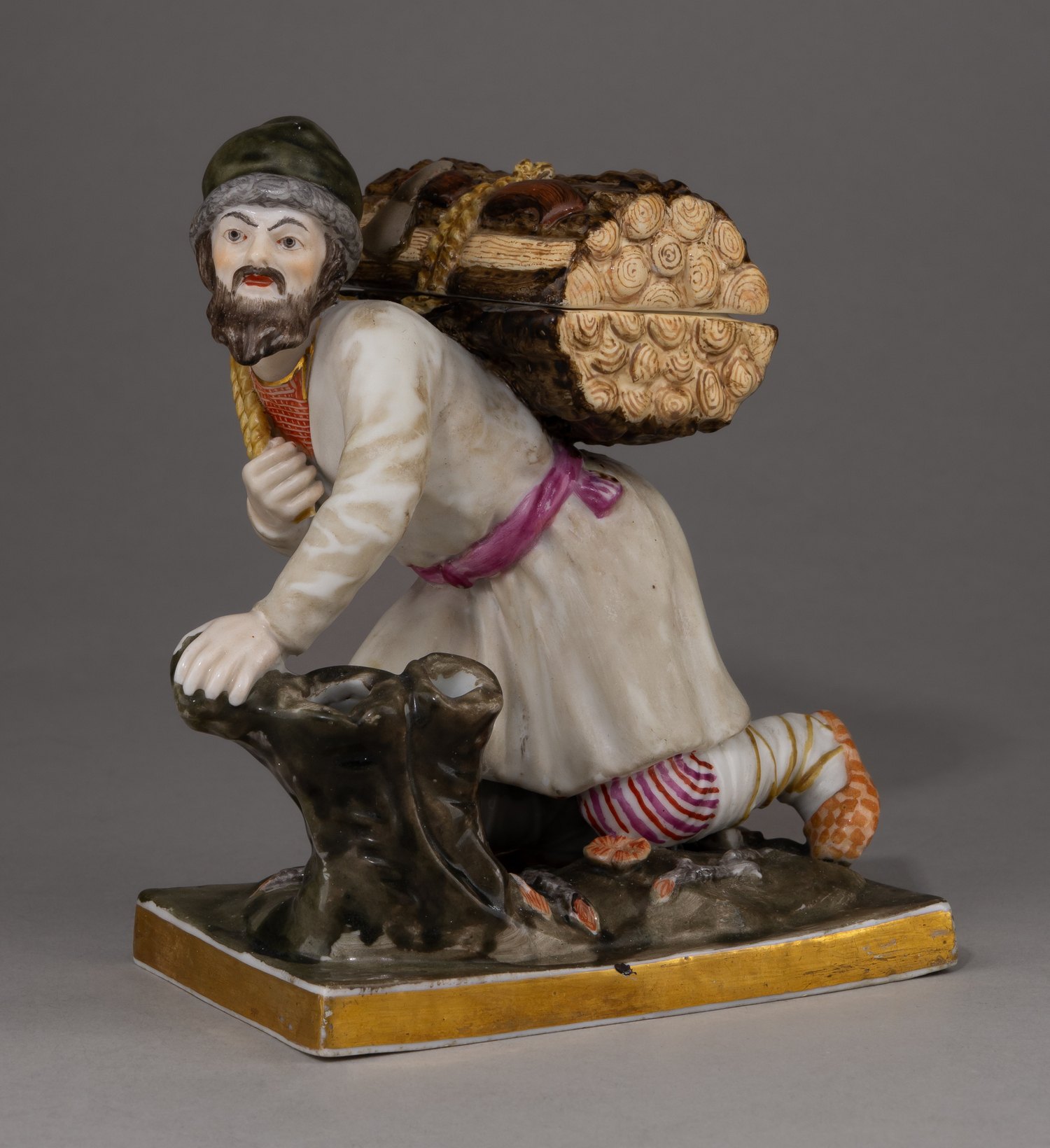 (Гарднер) Скульптура «Мужик с вязанкой дров».
Россия, фабрика Ф.Я. Гарднера, 1820-е – начало 1830-х.