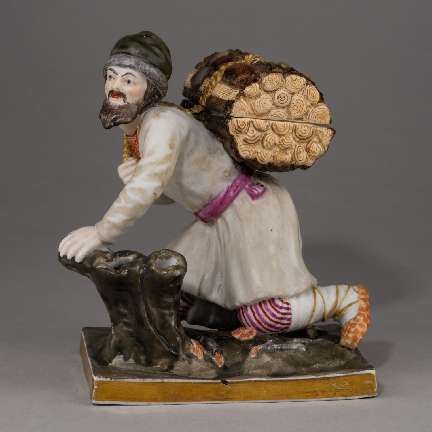 (Гарднер) Скульптура «Мужик с вязанкой дров».
Россия, фабрика Ф.Я. Гарднера, 1820-е – начало 1830-х.