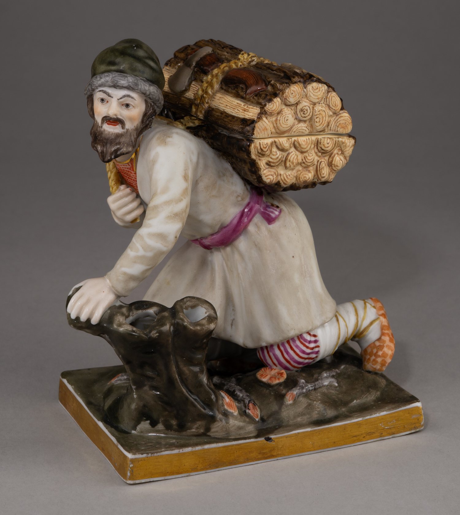 (Гарднер) Скульптура «Мужик с вязанкой дров».
Россия, фабрика Ф.Я. Гарднера, 1820-е – начало 1830-х.