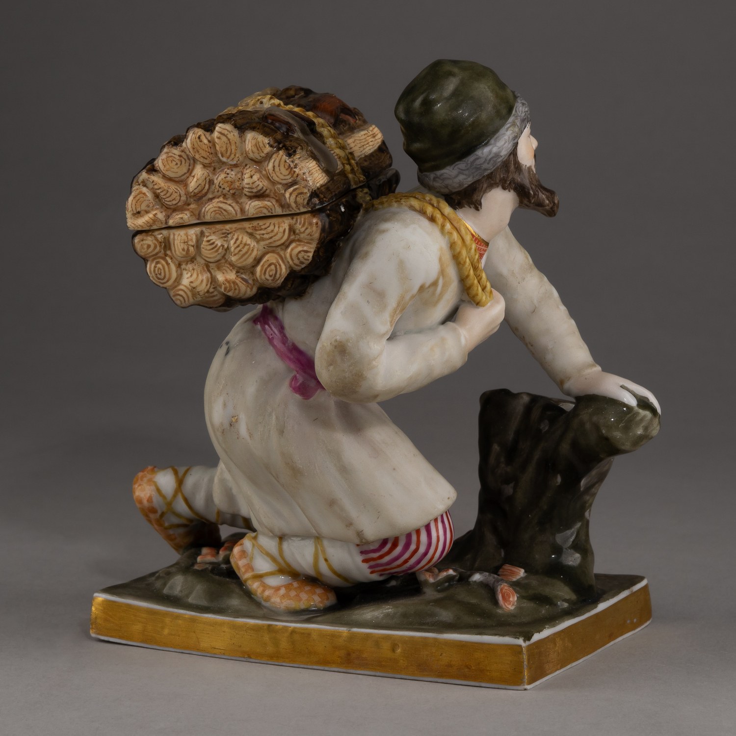 (Гарднер) Скульптура «Мужик с вязанкой дров».
Россия, фабрика Ф.Я. Гарднера, 1820-е – начало 1830-х.