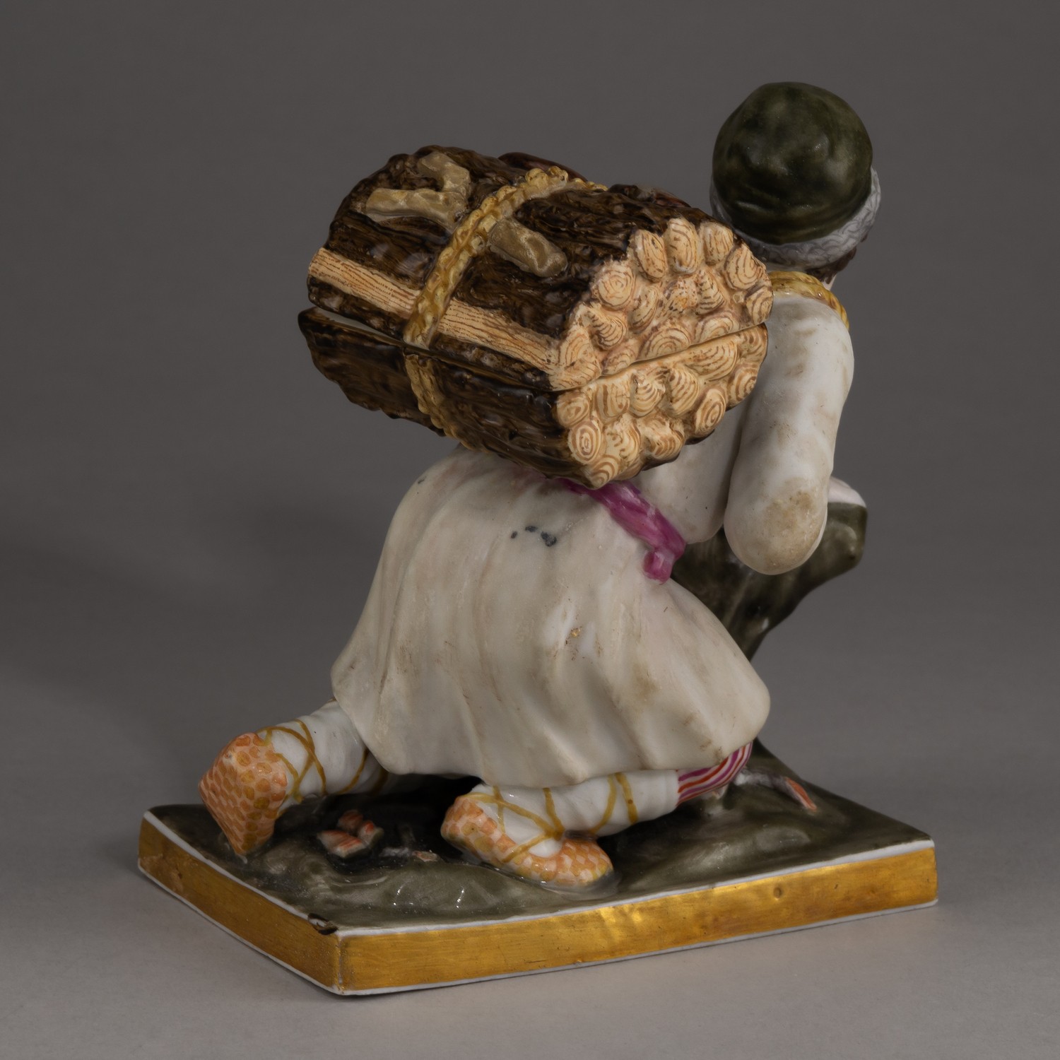 (Гарднер) Скульптура «Мужик с вязанкой дров».
Россия, фабрика Ф.Я. Гарднера, 1820-е – начало 1830-х.