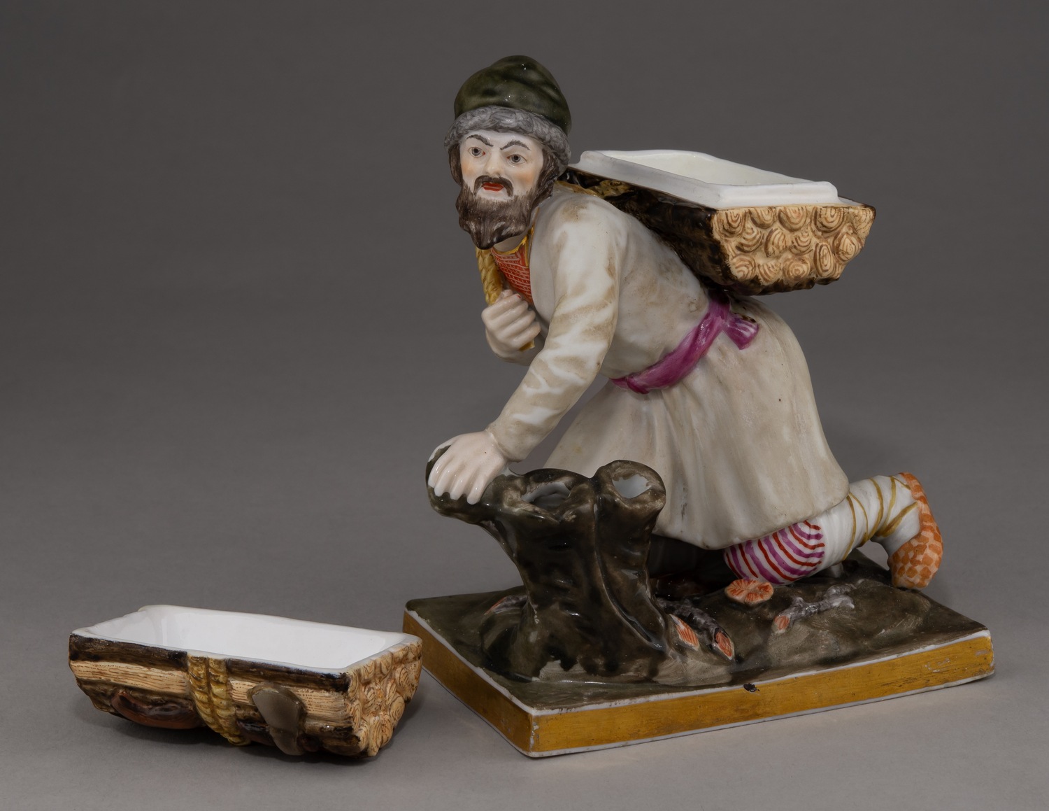 (Гарднер) Скульптура «Мужик с вязанкой дров».
Россия, фабрика Ф.Я. Гарднера, 1820-е – начало 1830-х.