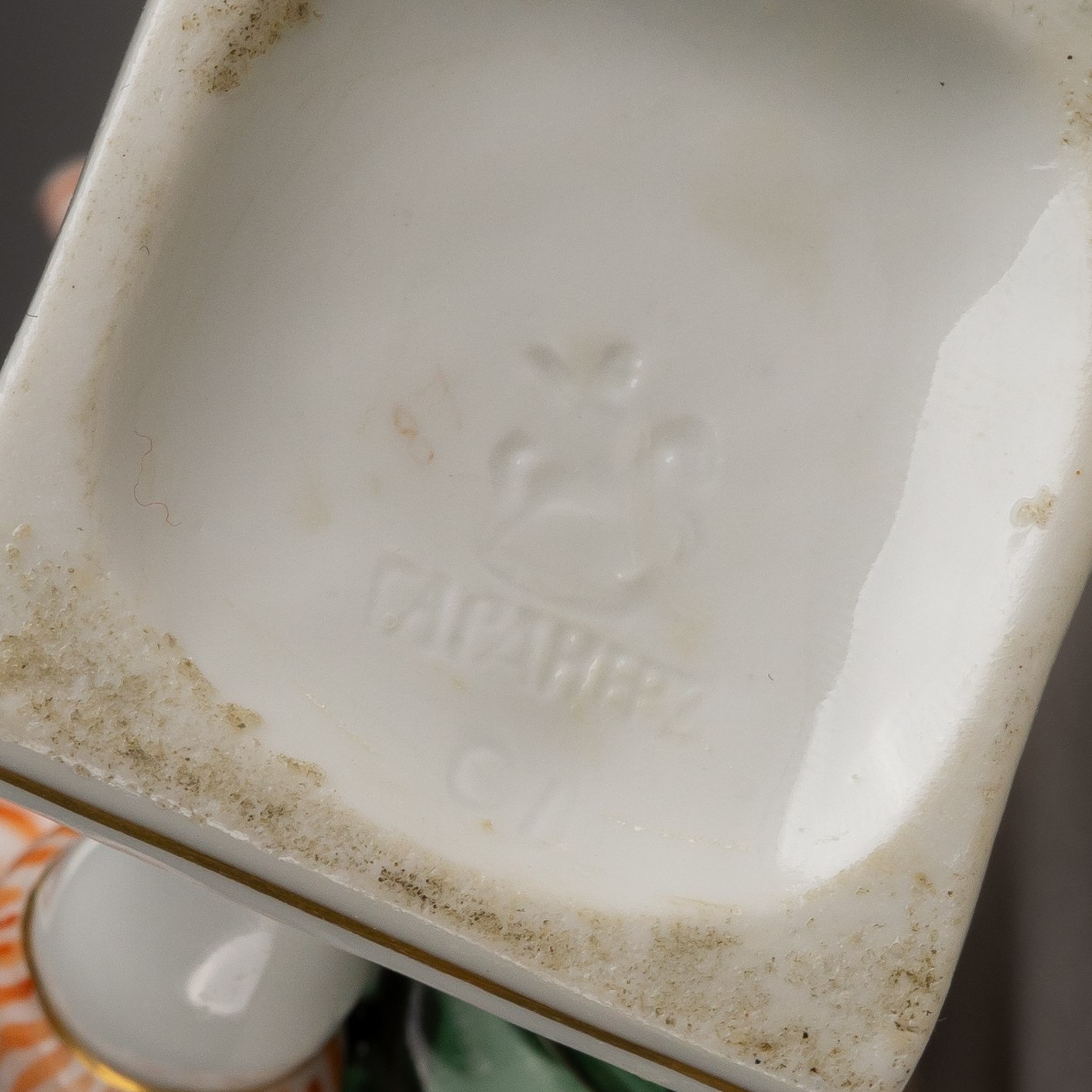 (Гарднер) Статуэтка «Мальчик с собакой». 
Россия, фабрика Ф.Я. Гарднера, 1830–1840-е годы.