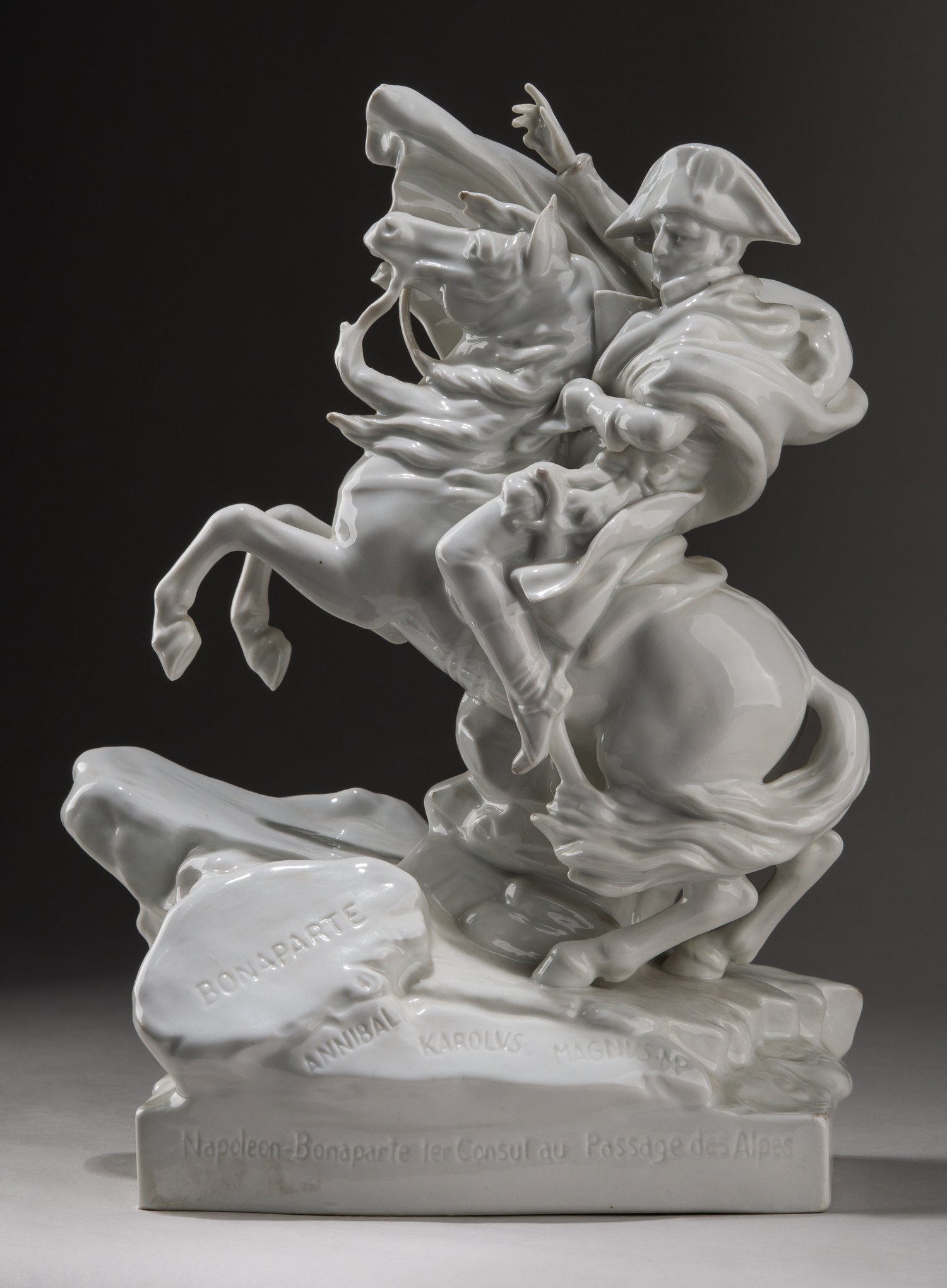 Скульптура «Наполеон Бонапарт при переходе через Альпы». Германия, Рудольштадт, мануфактура «Эрнст Боне и Сыновья» («Ernst Bohne & Söhne»), середина XX века.