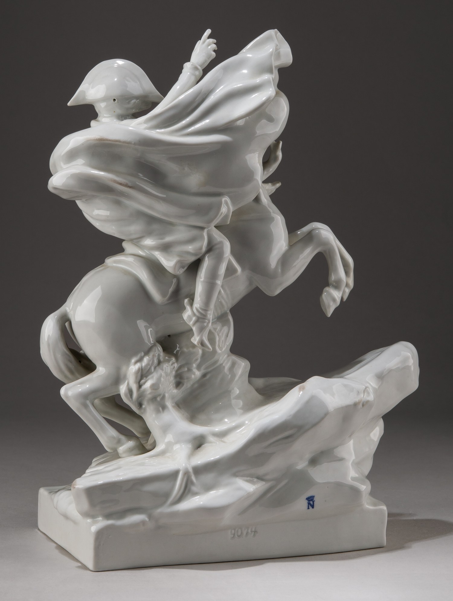 Скульптура «Наполеон Бонапарт при переходе через Альпы». Германия, Рудольштадт, мануфактура «Эрнст Боне и Сыновья» («Ernst Bohne & Söhne»), середина XX века.