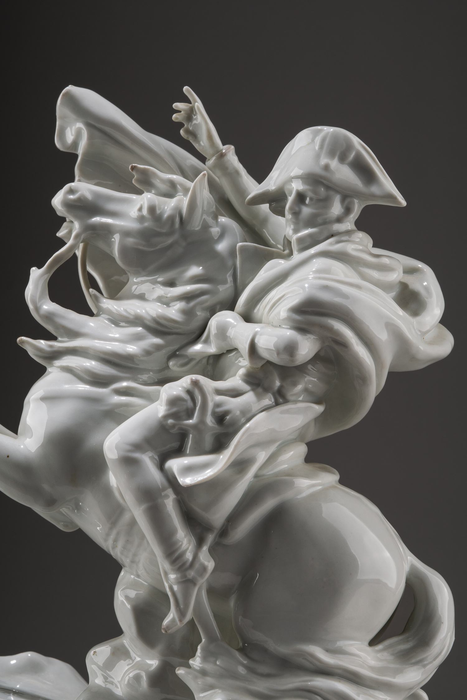 Скульптура «Наполеон Бонапарт при переходе через Альпы». Германия, Рудольштадт, мануфактура «Эрнст Боне и Сыновья» («Ernst Bohne & Söhne»), середина XX века.