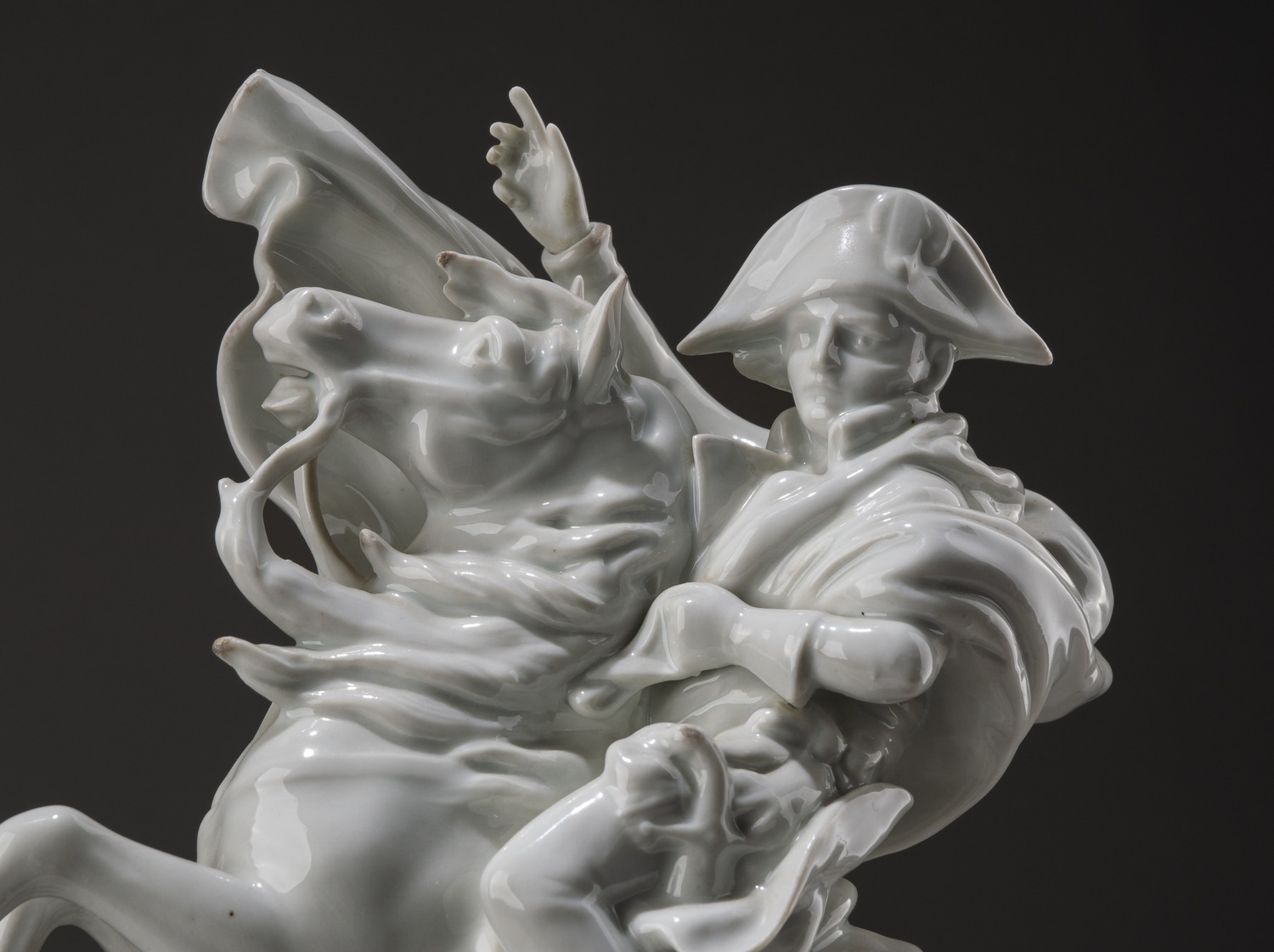 Скульптура «Наполеон Бонапарт при переходе через Альпы». Германия, Рудольштадт, мануфактура «Эрнст Боне и Сыновья» («Ernst Bohne & Söhne»), середина XX века.