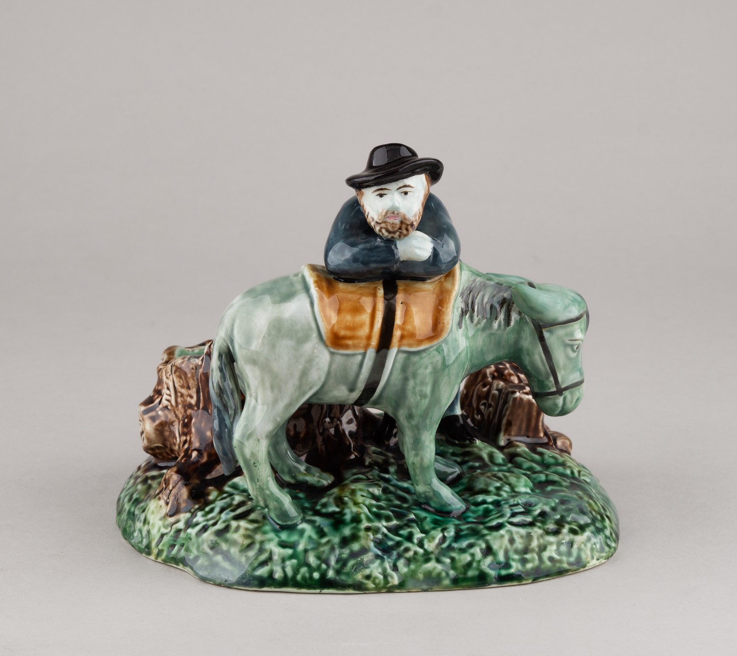 (Кузнецов) Скульптура «Отдых» (Санчо Панса). Россия, Тверская фабрика М.С. Кузнецова, 1870-е–1889 годы.