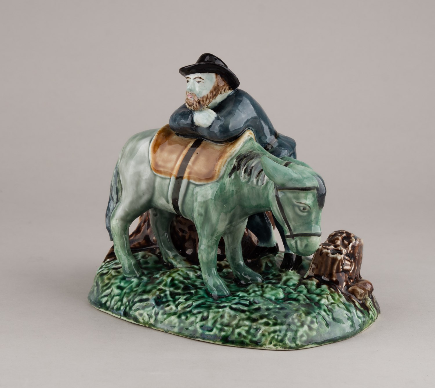 (Кузнецов) Скульптура «Отдых» (Санчо Панса). Россия, Тверская фабрика М.С. Кузнецова, 1870-е–1889 годы.