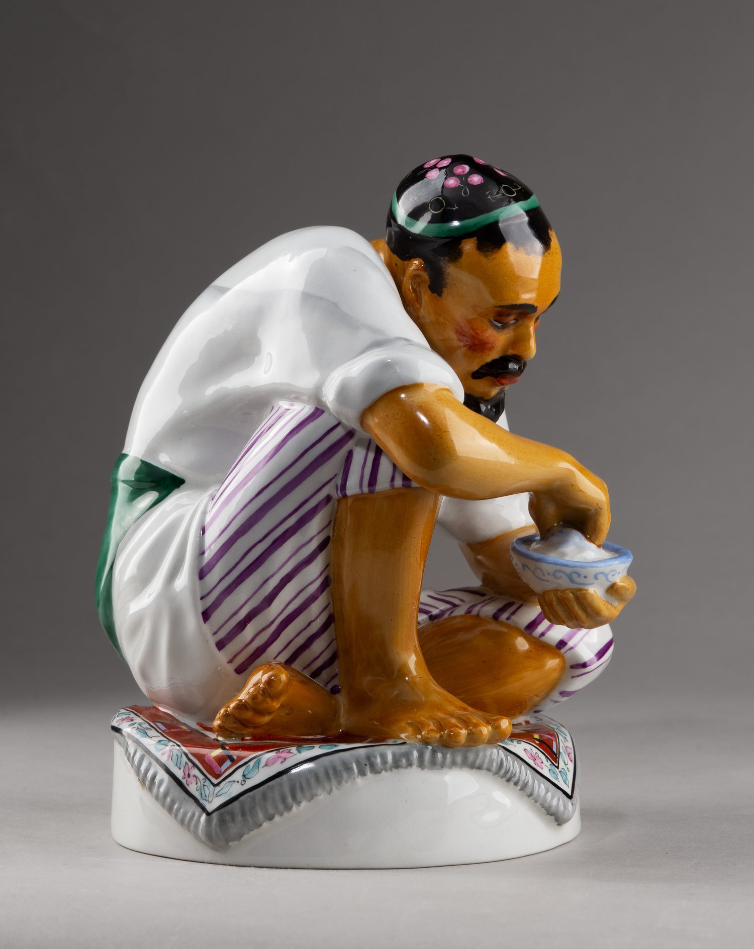 Скульптура «Пилав» («Узбек с пиалой»). Россия, скульптор А.В. Яковлев (модель 1929 г.), конец XX века.