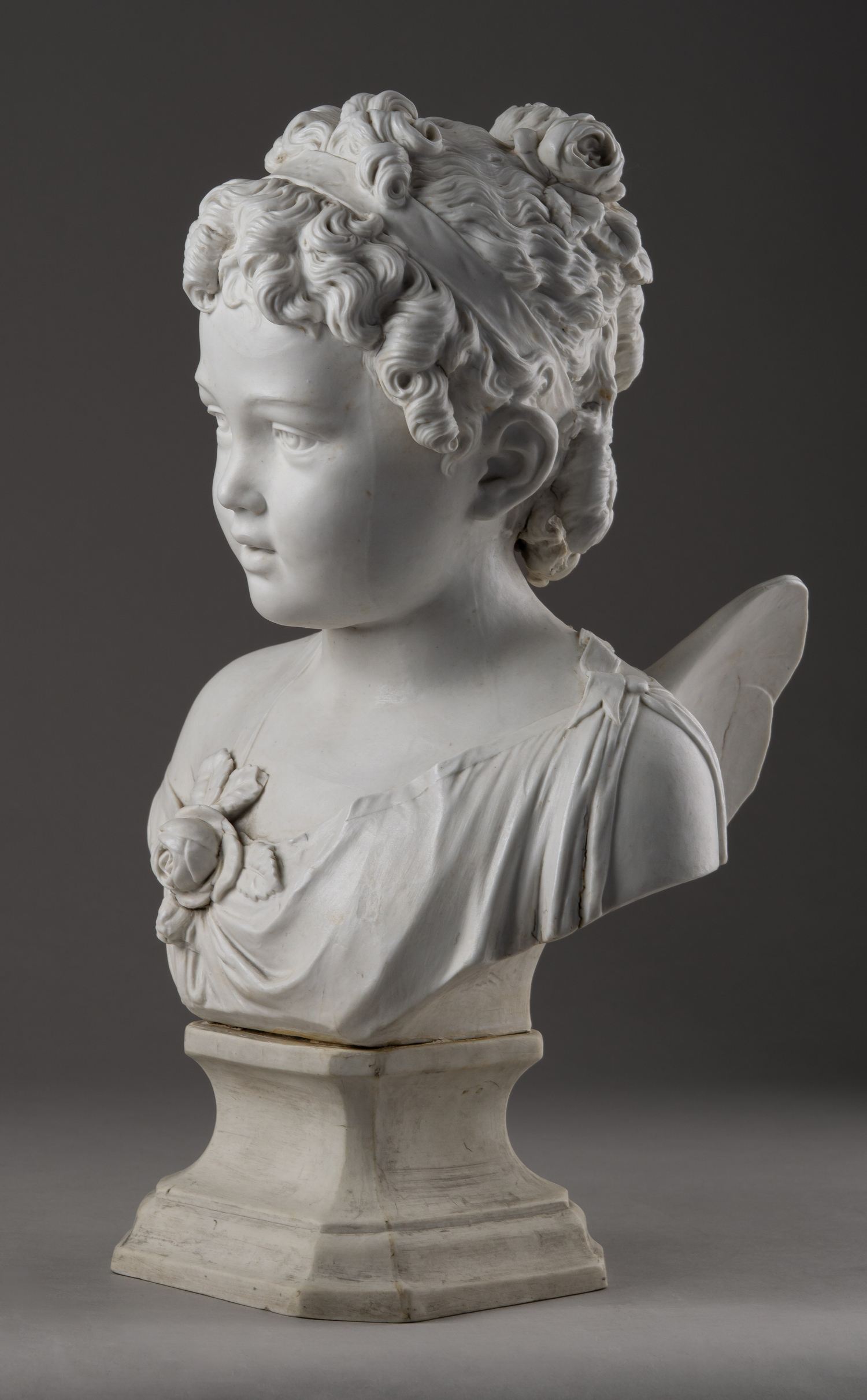 (В собрании ГИМ. Шпис) Бюст девочки-ангела. Россия, Императорский фарфоровый завод, автор модели А.К. Шпис, 1870-е годы.