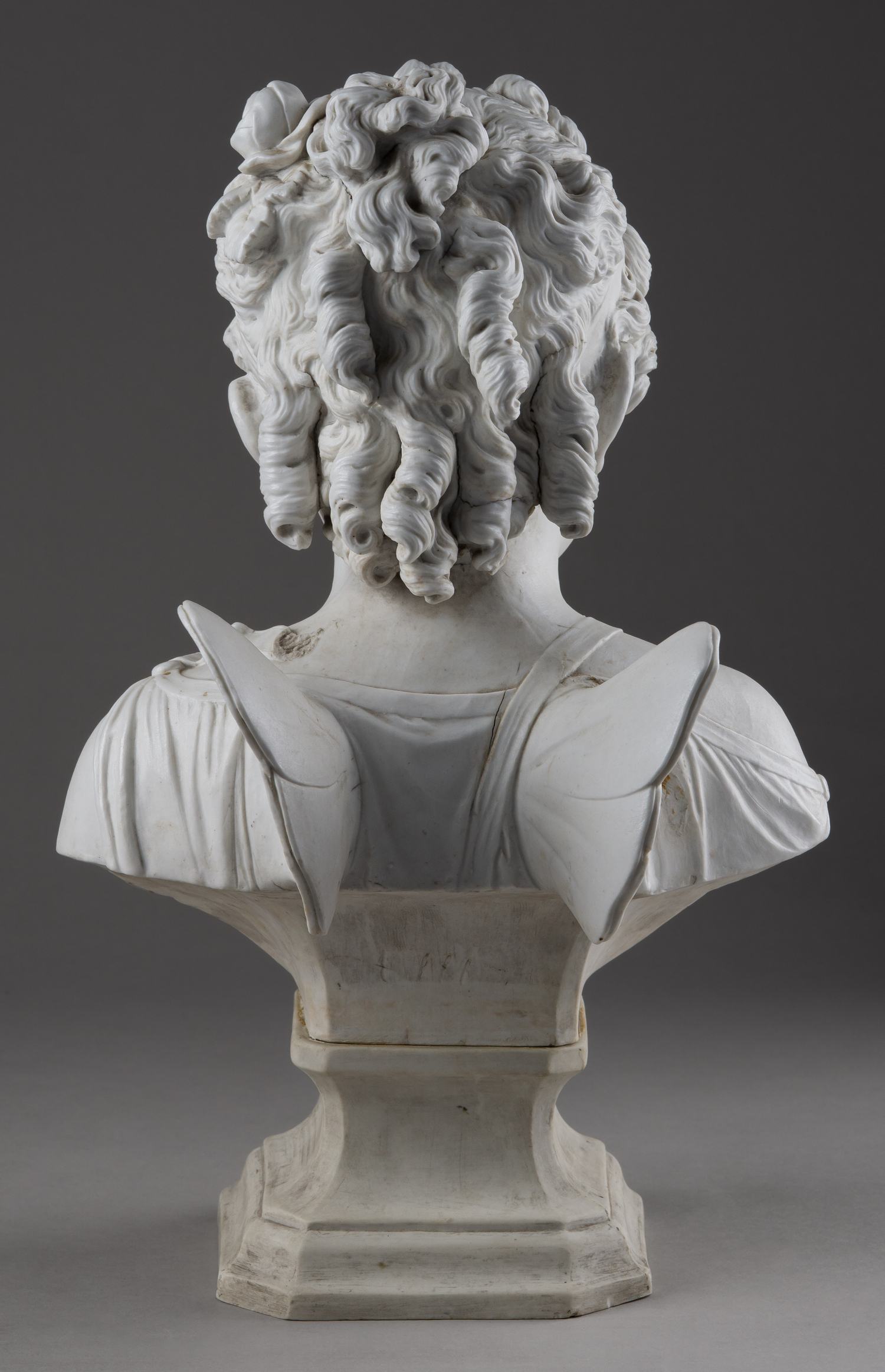 (В собрании ГИМ. Шпис) Бюст девочки-ангела. Россия, Императорский фарфоровый завод, автор модели А.К. Шпис, 1870-е годы.