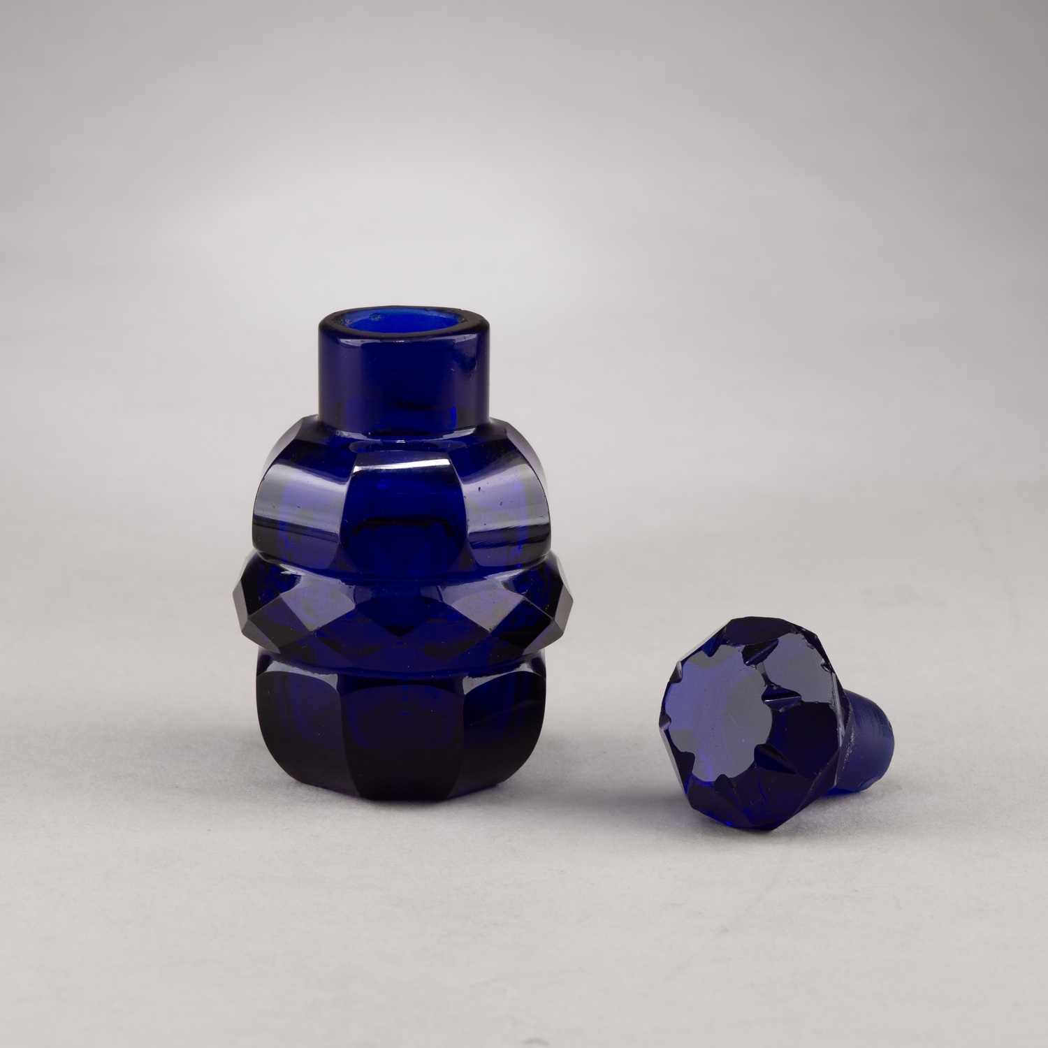 Флакончик кобальтового стекла. 
Россия, Никольско-Бахметевский завод, 1830-1850-е годы.