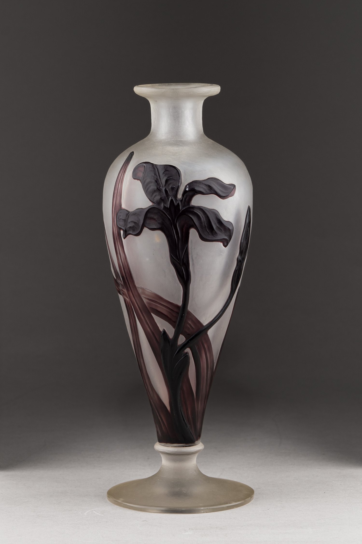 (Фирма Дом/Daum Nancy). Ваза с изображением ириса. Франция, фирма Daum Nancy, 1900-е годы.