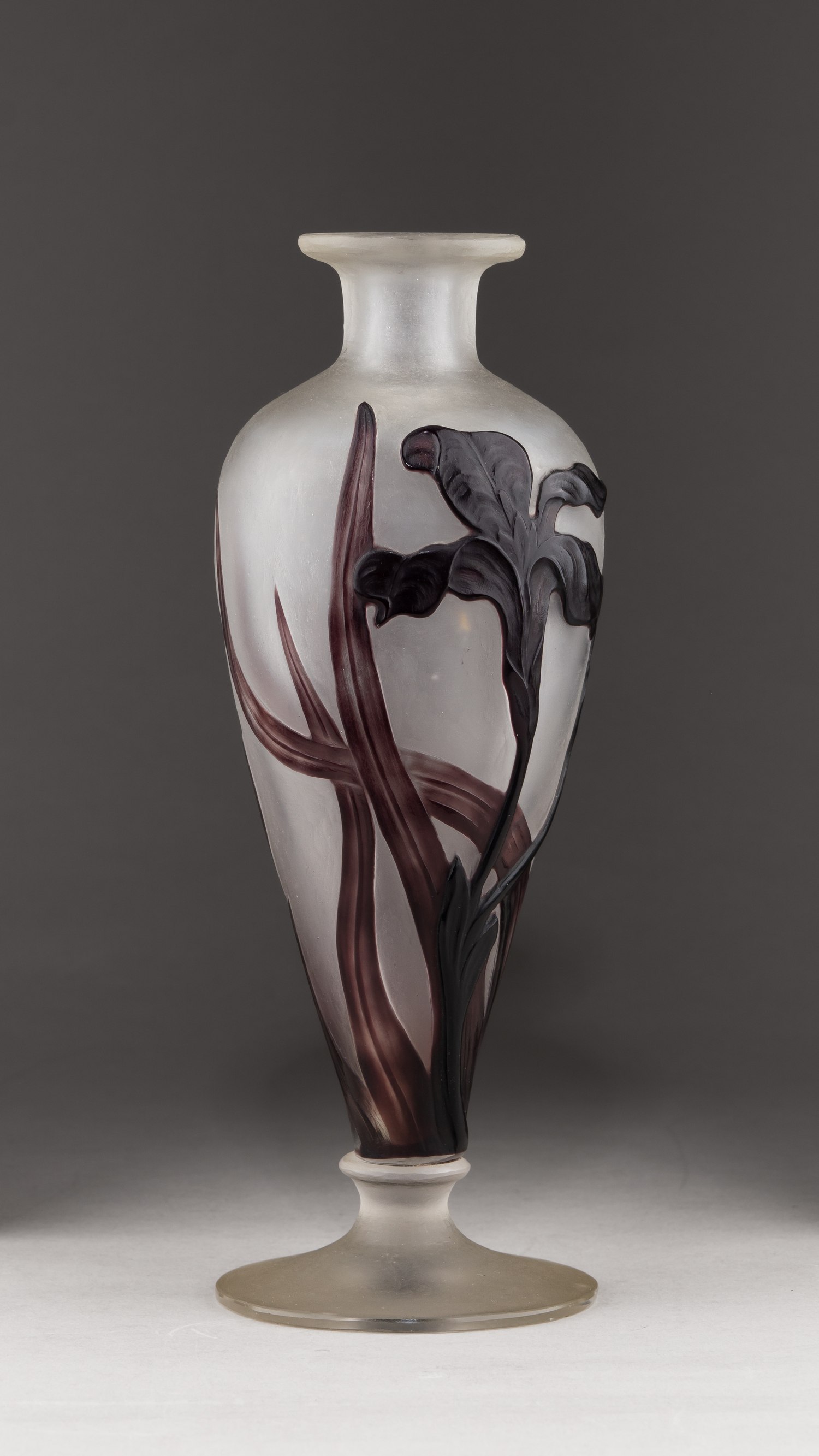 (Фирма Дом/Daum Nancy). Ваза с изображением ириса. Франция, фирма Daum Nancy, 1900-е годы.