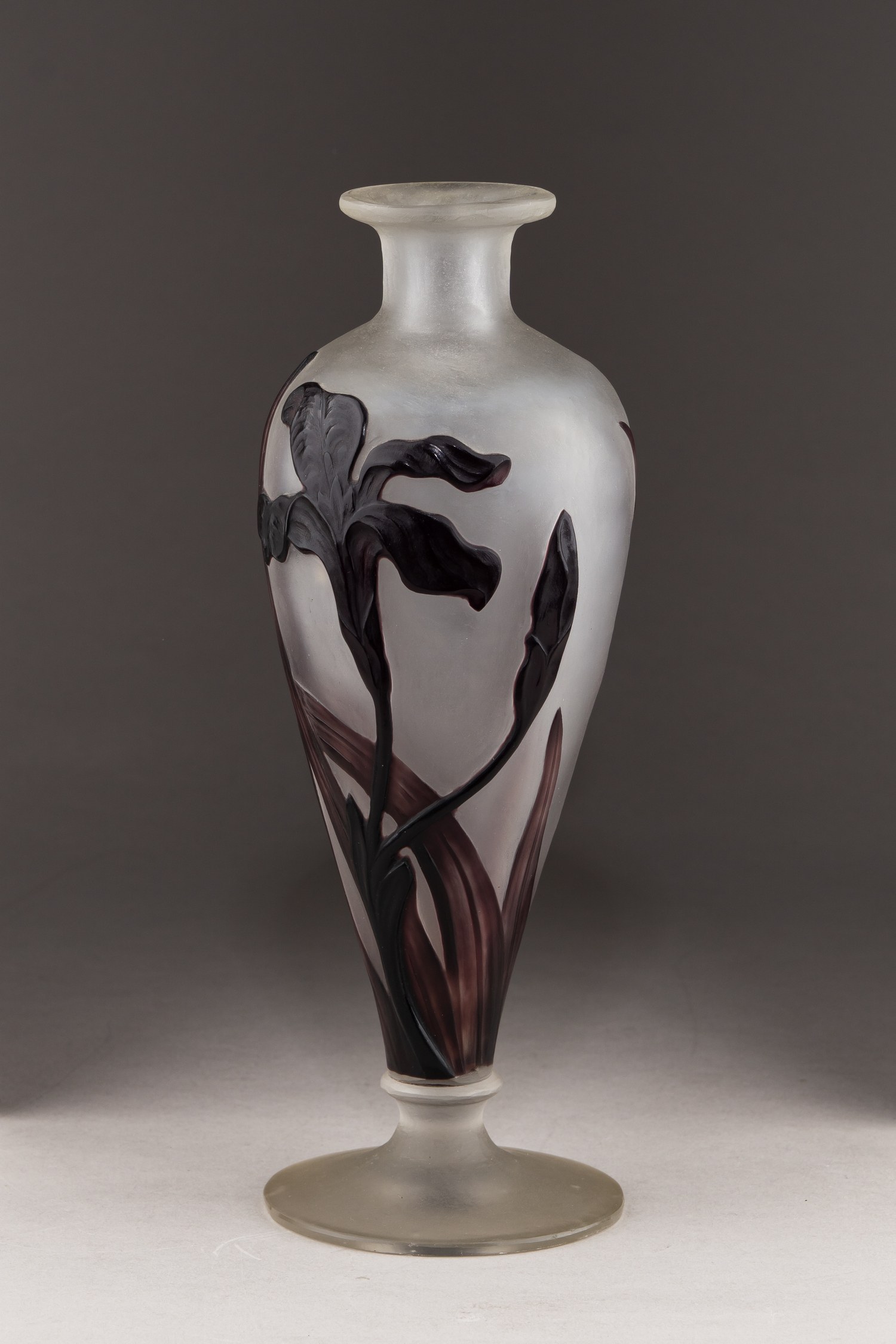 (Фирма Дом/Daum Nancy). Ваза с изображением ириса. Франция, фирма Daum Nancy, 1900-е годы.