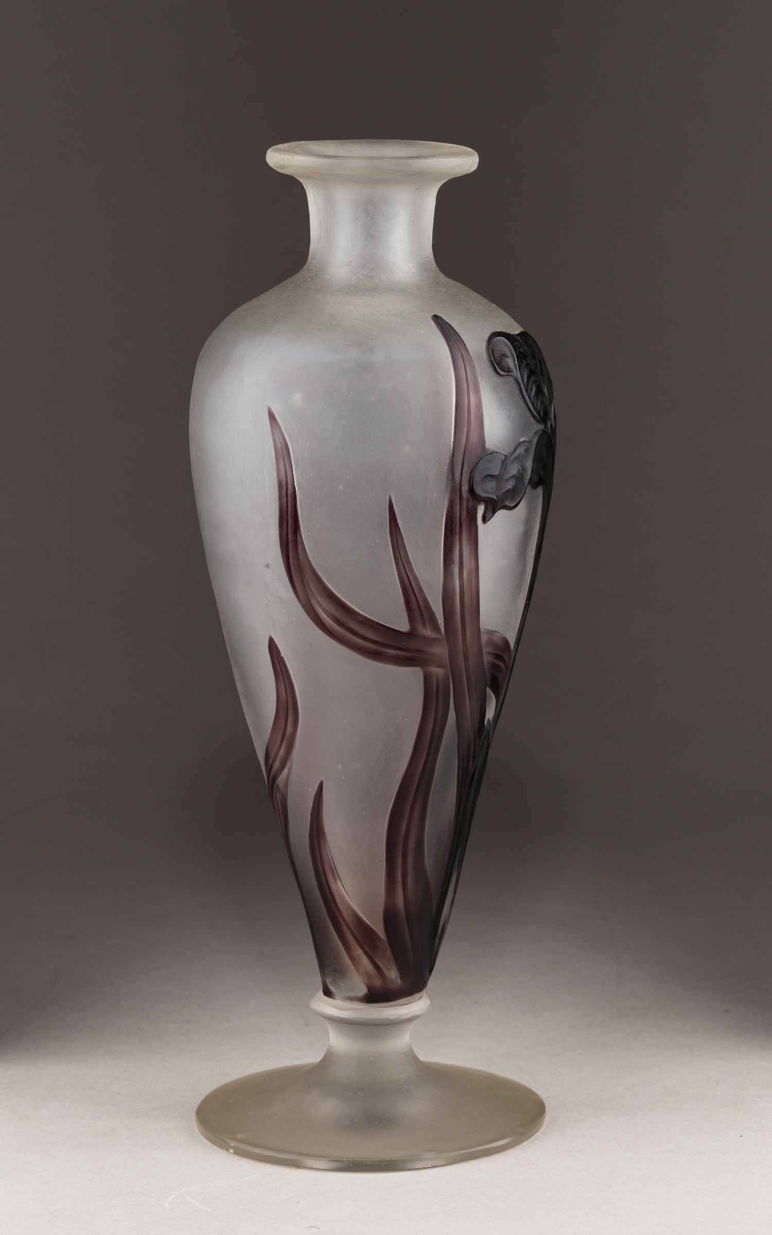 (Фирма Дом/Daum Nancy). Ваза с изображением ириса. Франция, фирма Daum Nancy, 1900-е годы.