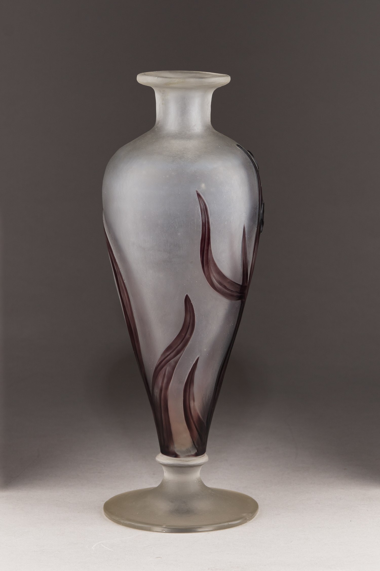 (Фирма Дом/Daum Nancy). Ваза с изображением ириса. Франция, фирма Daum Nancy, 1900-е годы.