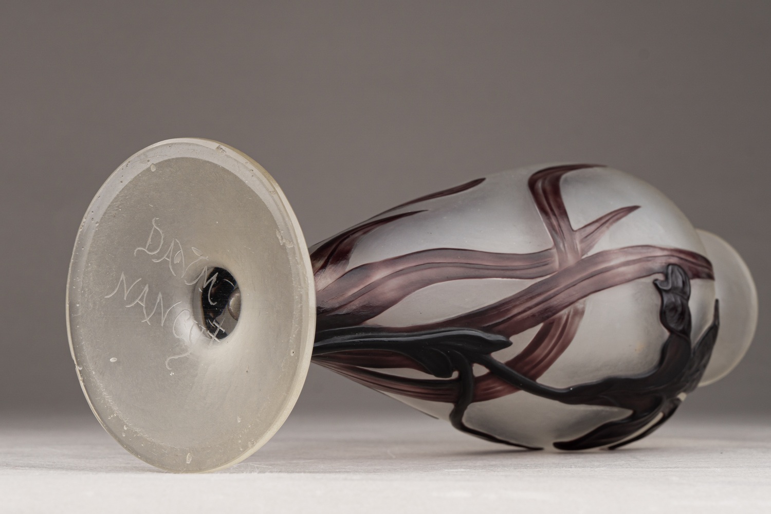 (Фирма Дом/Daum Nancy). Ваза с изображением ириса. Франция, фирма Daum Nancy, 1900-е годы.