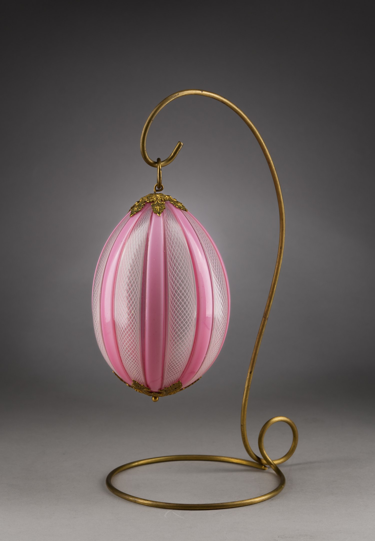 (ИСЗ) Пасхальное яйцо с старинным подвесом. Россия, Императорский Стеклянный завод, вторая половина XIX века.