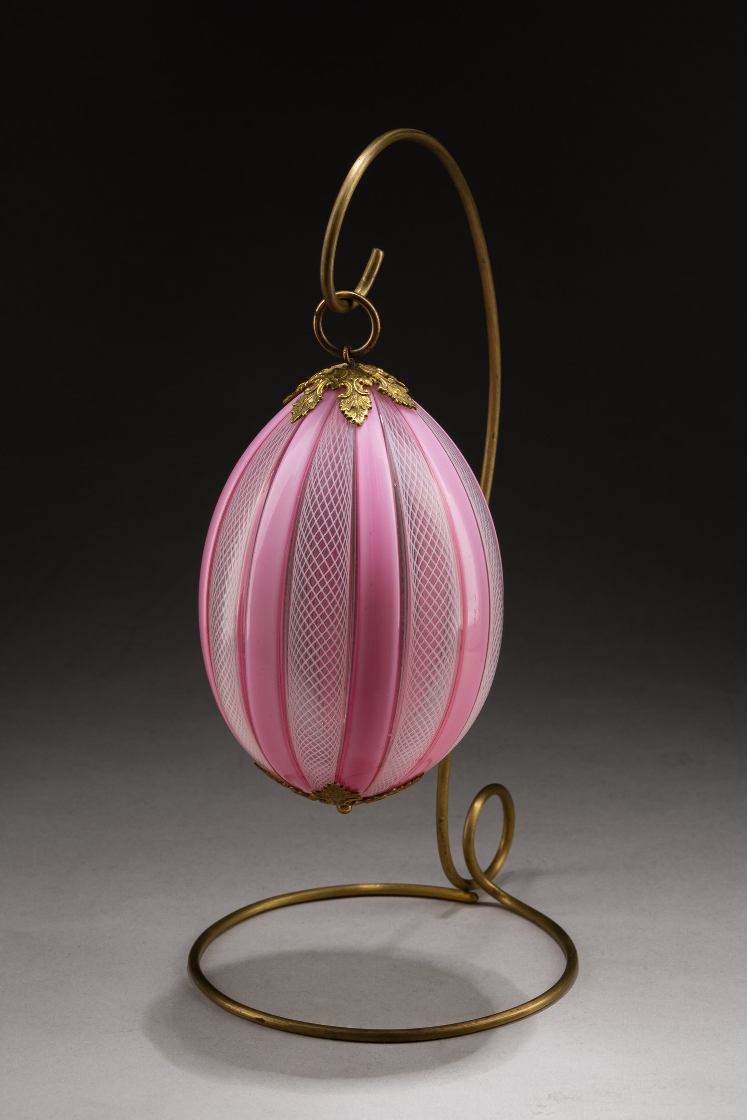 (ИСЗ) Пасхальное яйцо с старинным подвесом. Россия, Императорский Стеклянный завод, вторая половина XIX века.