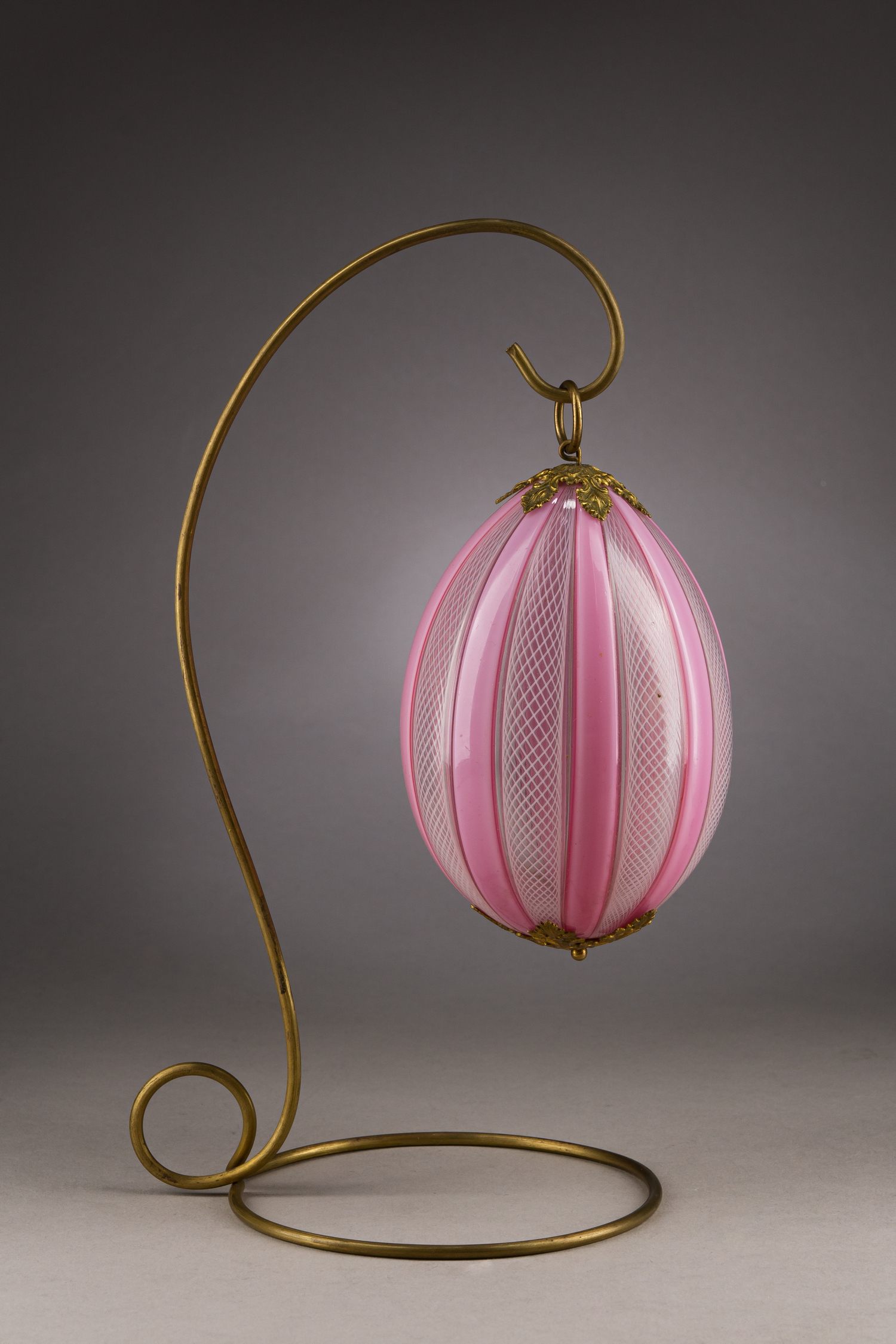 (ИСЗ) Пасхальное яйцо с старинным подвесом. Россия, Императорский Стеклянный завод, вторая половина XIX века.