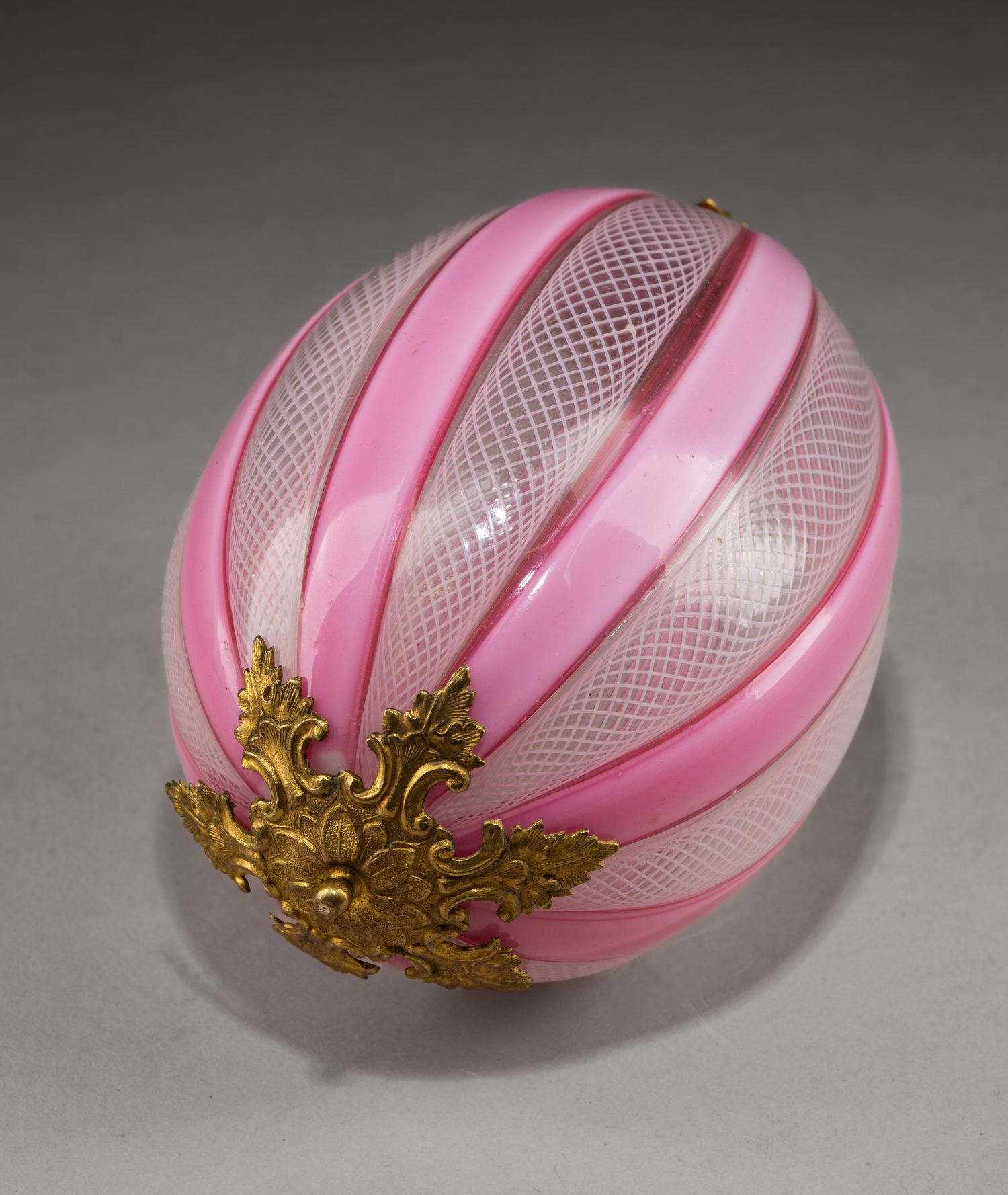 (ИСЗ) Пасхальное яйцо с старинным подвесом. Россия, Императорский Стеклянный завод, вторая половина XIX века.