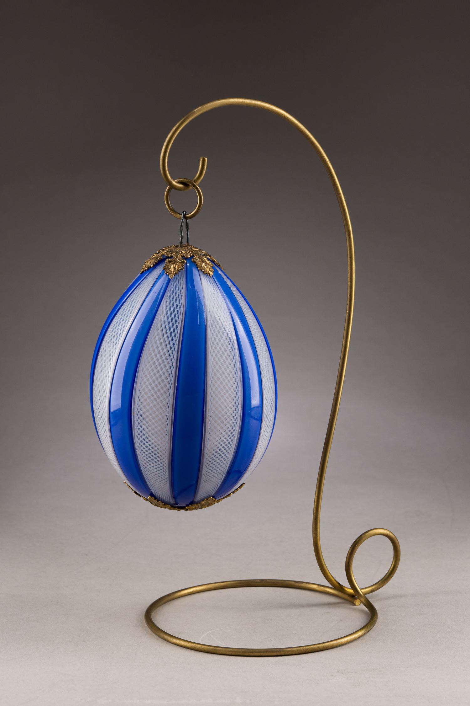 (ИСЗ)  Пасхальное яйцо с старинным подвесом. Россия, Императорский Стеклянный завод, вторая половина XIX века.