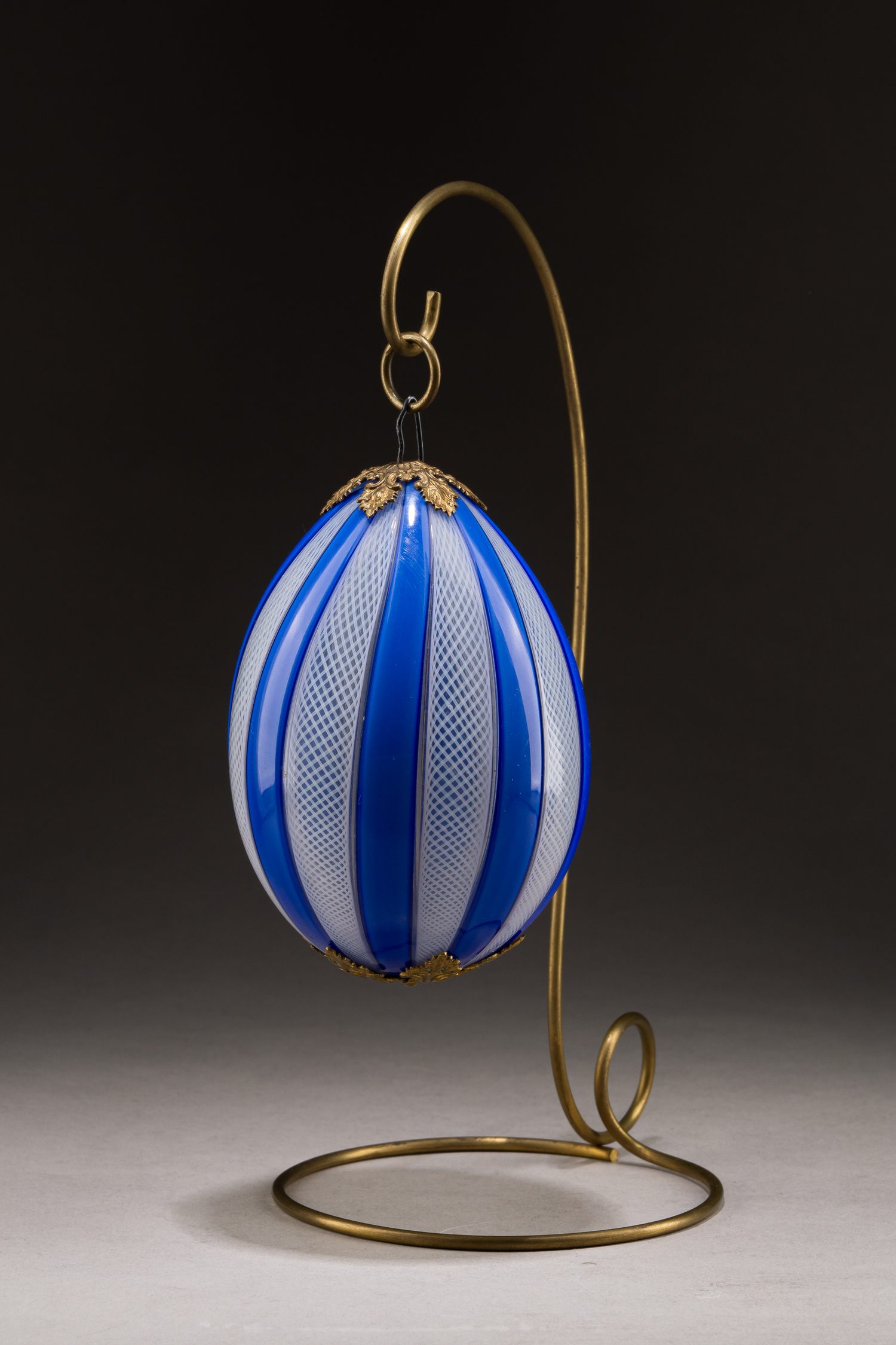 (ИСЗ)  Пасхальное яйцо с старинным подвесом. Россия, Императорский Стеклянный завод, вторая половина XIX века.