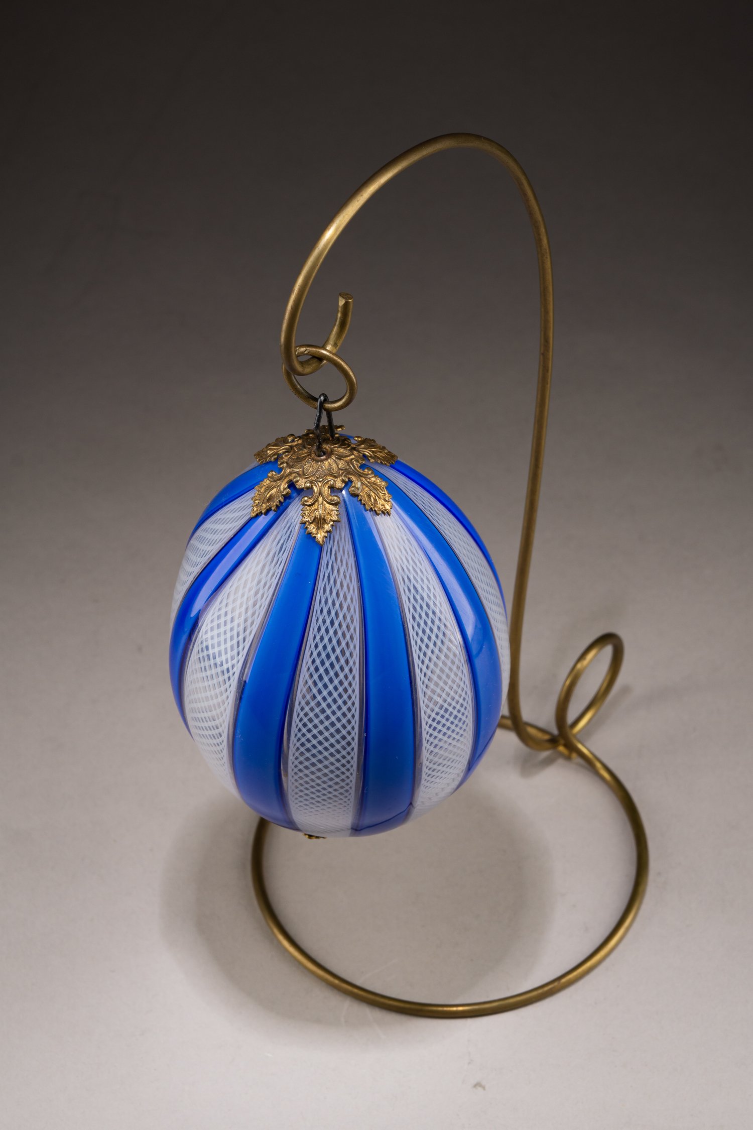 (ИСЗ)  Пасхальное яйцо с старинным подвесом. Россия, Императорский Стеклянный завод, вторая половина XIX века.