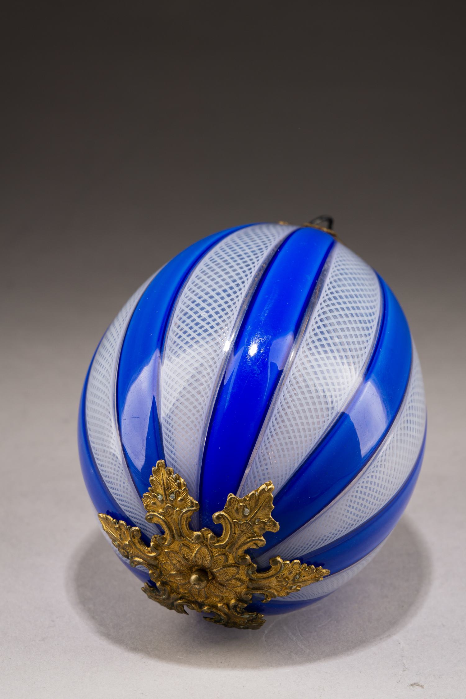 (ИСЗ)  Пасхальное яйцо с старинным подвесом. Россия, Императорский Стеклянный завод, вторая половина XIX века.