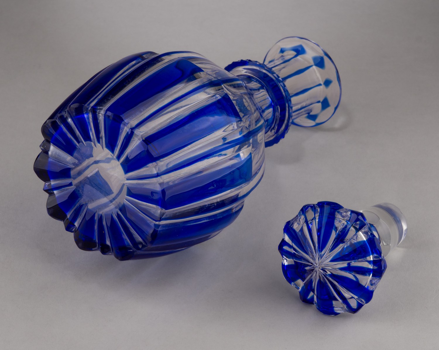 Графин прозрачного стекла с кобальтовым нацветом.
Середина- вторая половина XIX века.