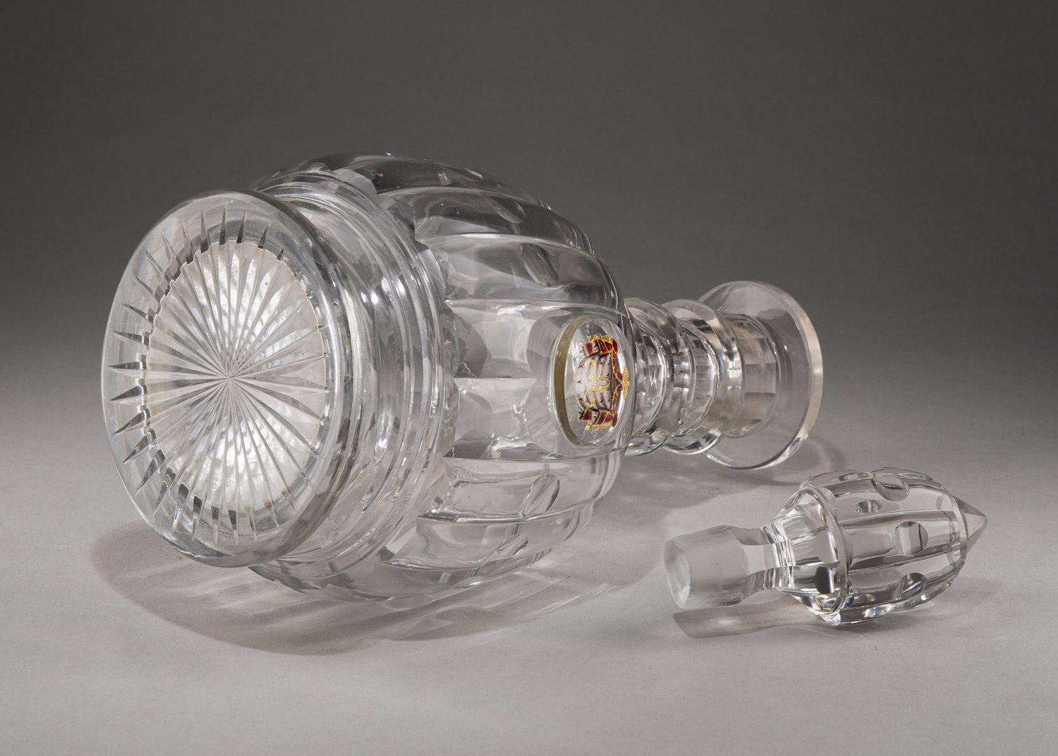 (ИСЗ) Графин из «Банкетного» сервиза цесаревича Александра Николаевича (будущего императора Александра II) Россия, Императорский стеклянный завод, 1841–1850 годы.