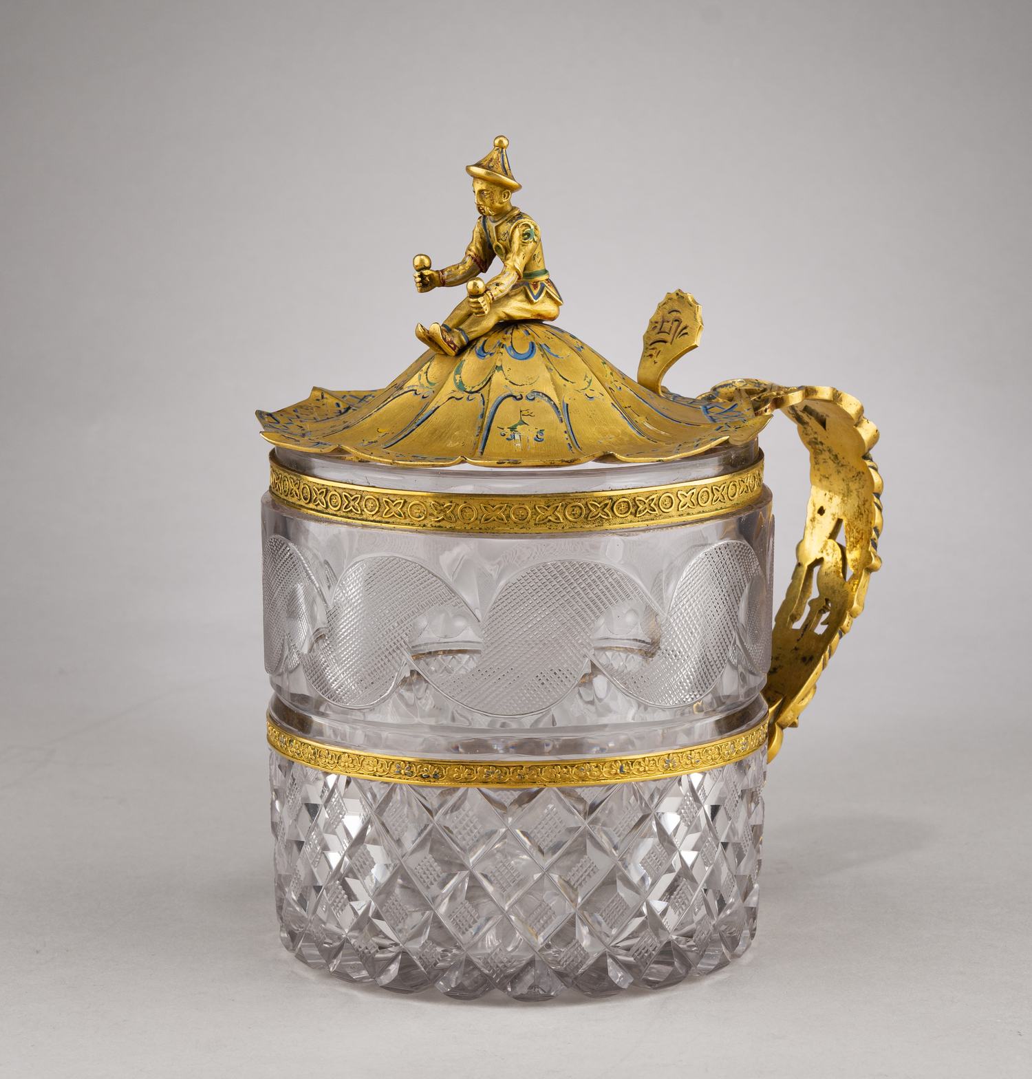 (ИСЗ. Бармин) Кружка в стиле шинуазри с фигурой китайца. Россия, Императорский стеклянный завод, по проекту А.Бармина, 1820-1830-е годы.