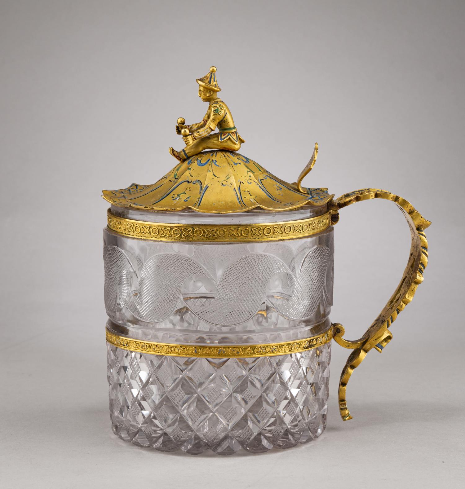 (ИСЗ. Бармин) Кружка в стиле шинуазри с фигурой китайца. Россия, Императорский стеклянный завод, по проекту А.Бармина, 1820-1830-е годы.