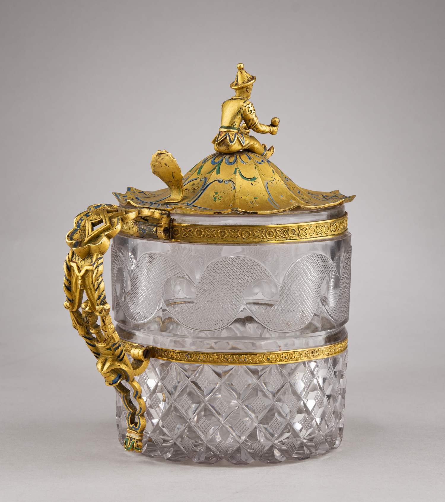 (ИСЗ. Бармин) Кружка в стиле шинуазри с фигурой китайца. Россия, Императорский стеклянный завод, по проекту А.Бармина, 1820-1830-е годы.