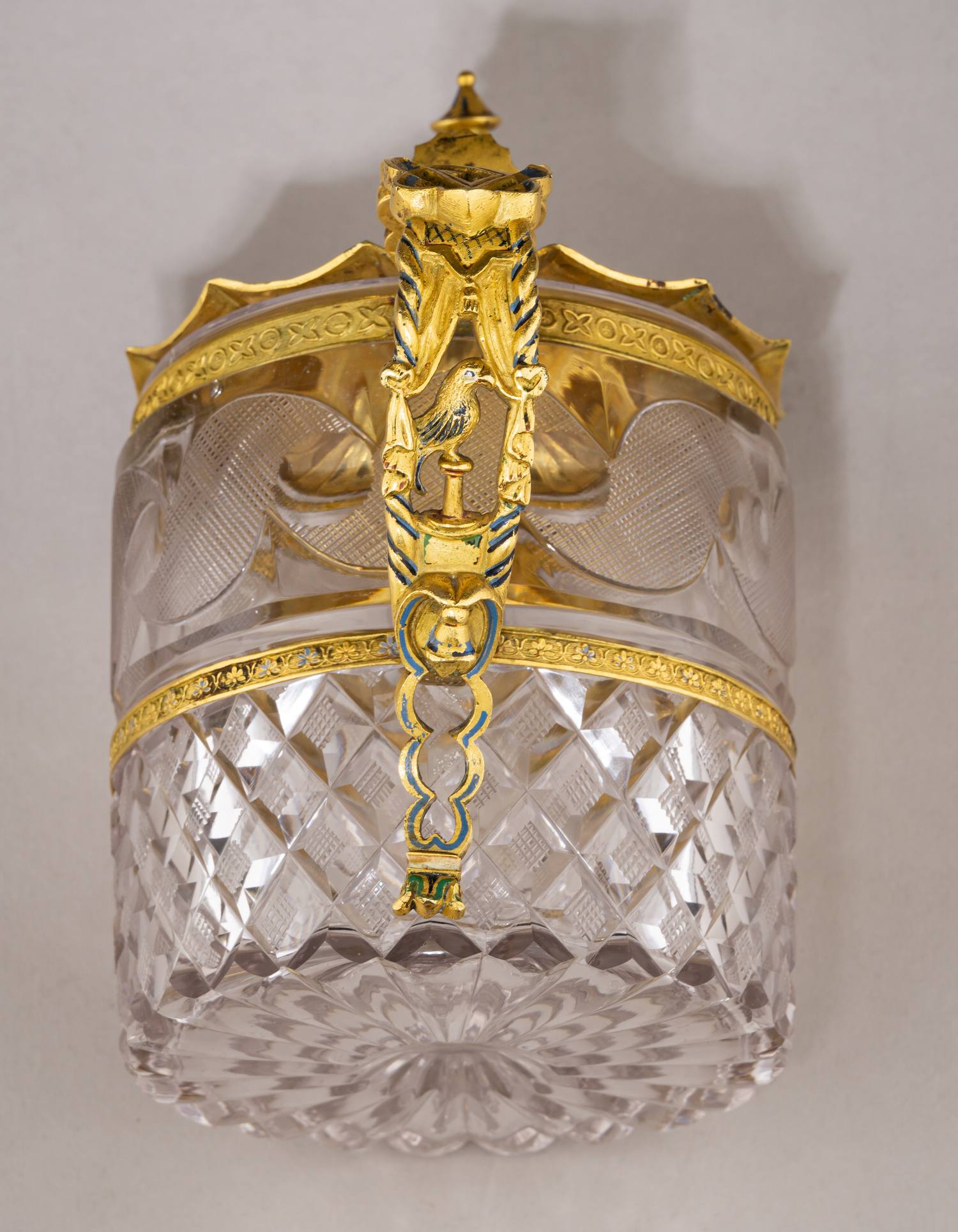 (ИСЗ. Бармин) Кружка в стиле шинуазри с фигурой китайца. Россия, Императорский стеклянный завод, по проекту А.Бармина, 1820-1830-е годы.