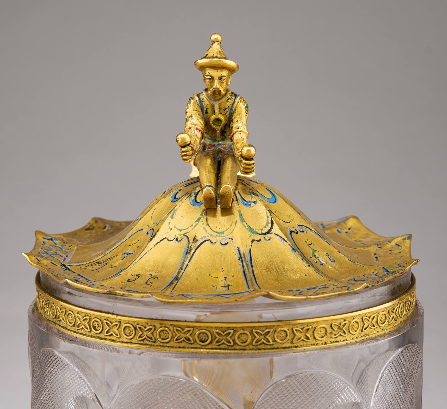 (ИСЗ. Бармин) Кружка в стиле шинуазри с фигурой китайца. Россия, Императорский стеклянный завод, по проекту А.Бармина, 1820-1830-е годы.