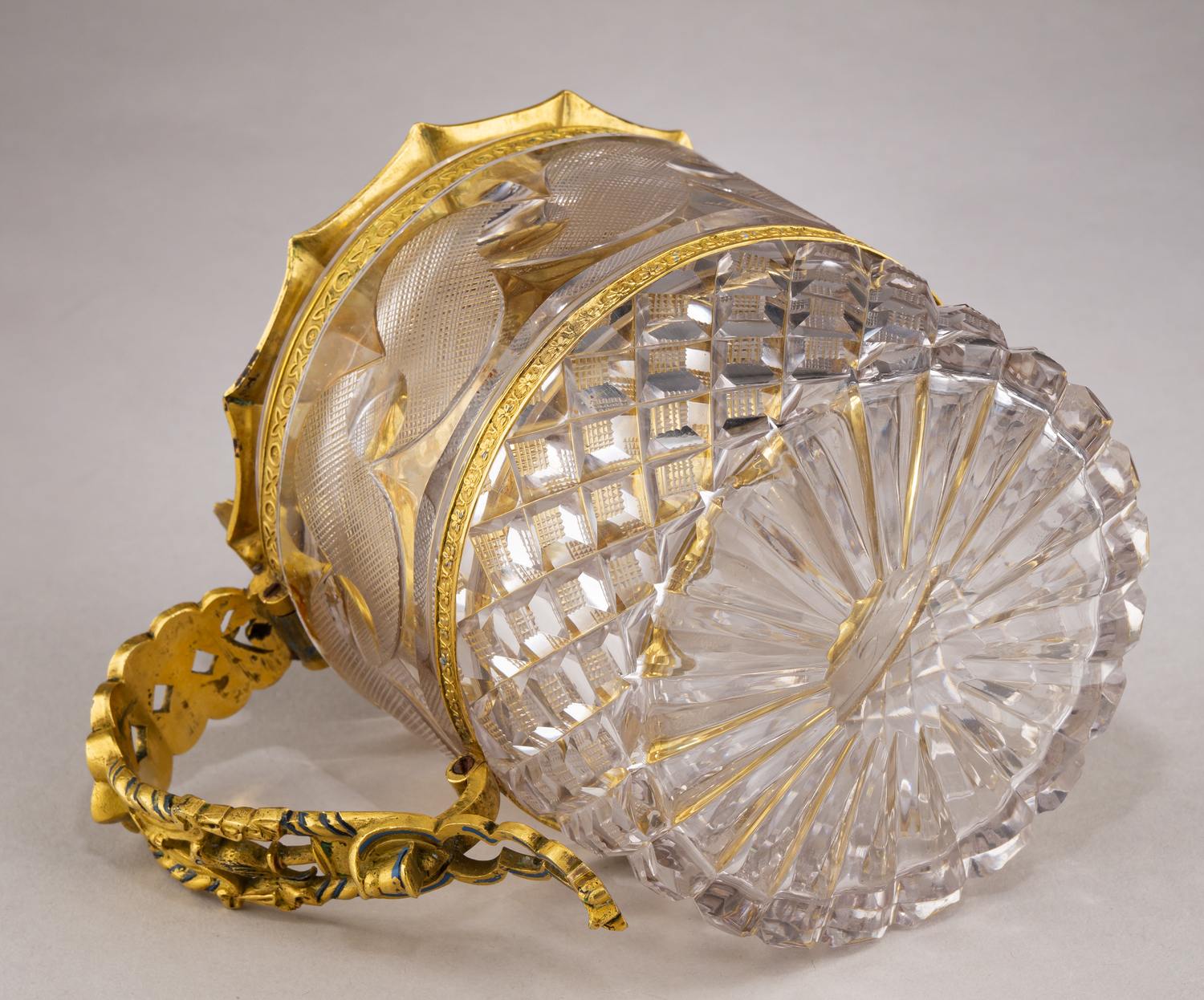 (ИСЗ. Бармин) Кружка в стиле шинуазри с фигурой китайца. Россия, Императорский стеклянный завод, по проекту А.Бармина, 1820-1830-е годы.