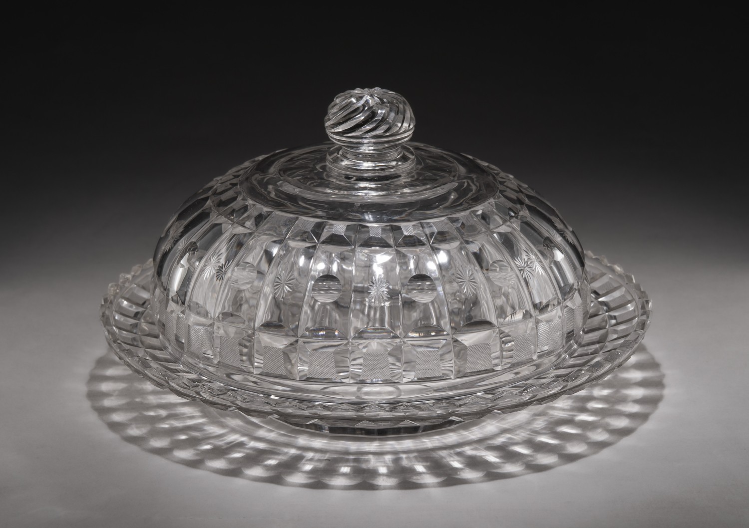 (ИСЗ. Сервиз из Зимнего дворца) Блюдо с крышкой клош из «Бахметевского сервиза».
Россия, Императорский стеклянный завод, по проекту А.Бармина, 1820-1890-е годы.