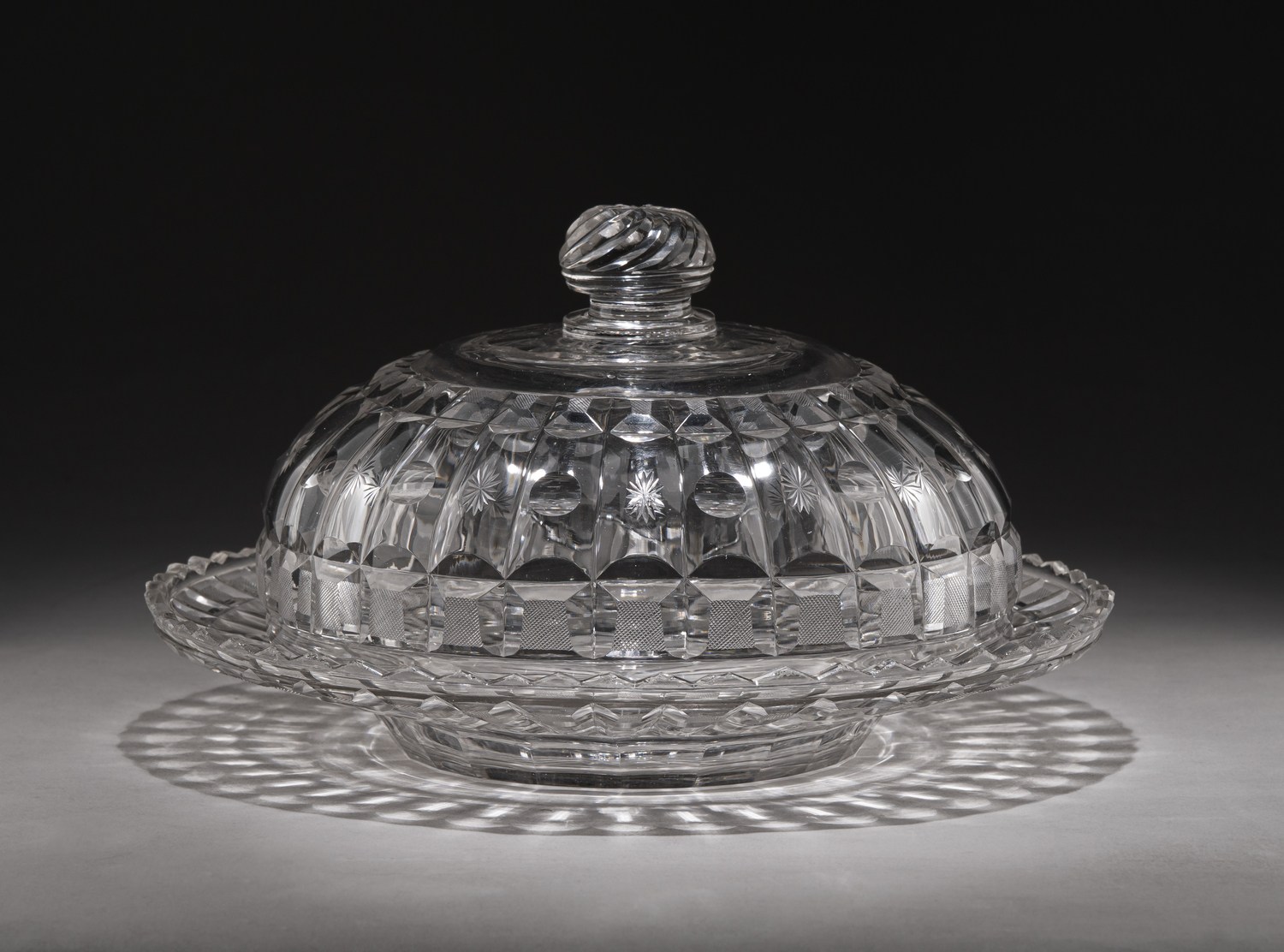 (ИСЗ. Сервиз из Зимнего дворца) Блюдо с крышкой клош из «Бахметевского сервиза».
Россия, Императорский стеклянный завод, по проекту А.Бармина, 1820-1890-е годы.