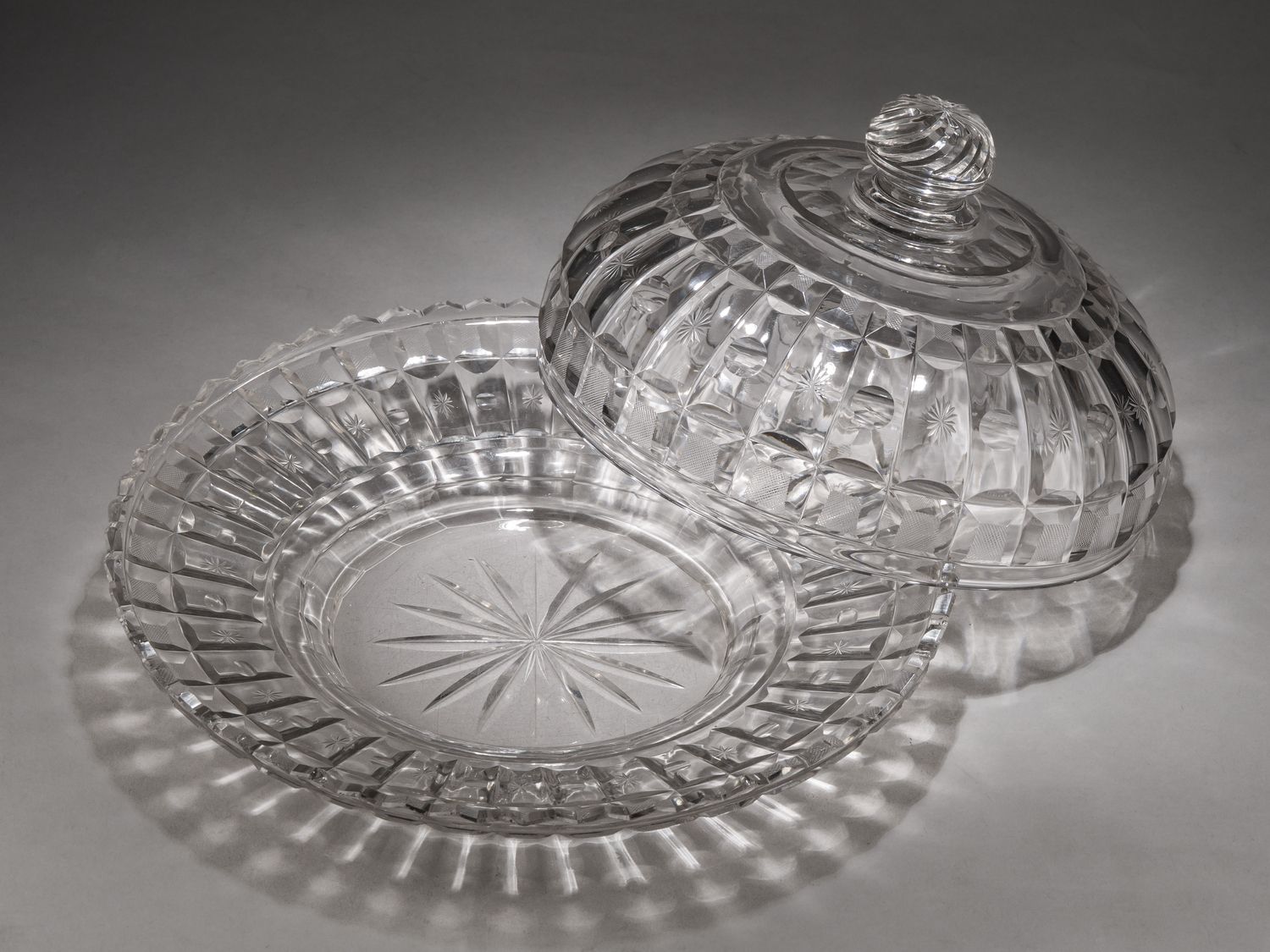 (ИСЗ. Сервиз из Зимнего дворца) Блюдо с крышкой клош из «Бахметевского сервиза».
Россия, Императорский стеклянный завод, по проекту А.Бармина, 1820-1890-е годы.