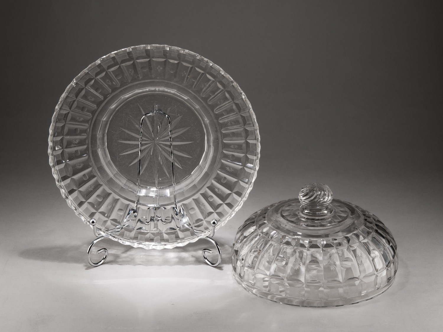 (ИСЗ. Сервиз из Зимнего дворца) Блюдо с крышкой клош из «Бахметевского сервиза».
Россия, Императорский стеклянный завод, по проекту А.Бармина, 1820-1890-е годы.