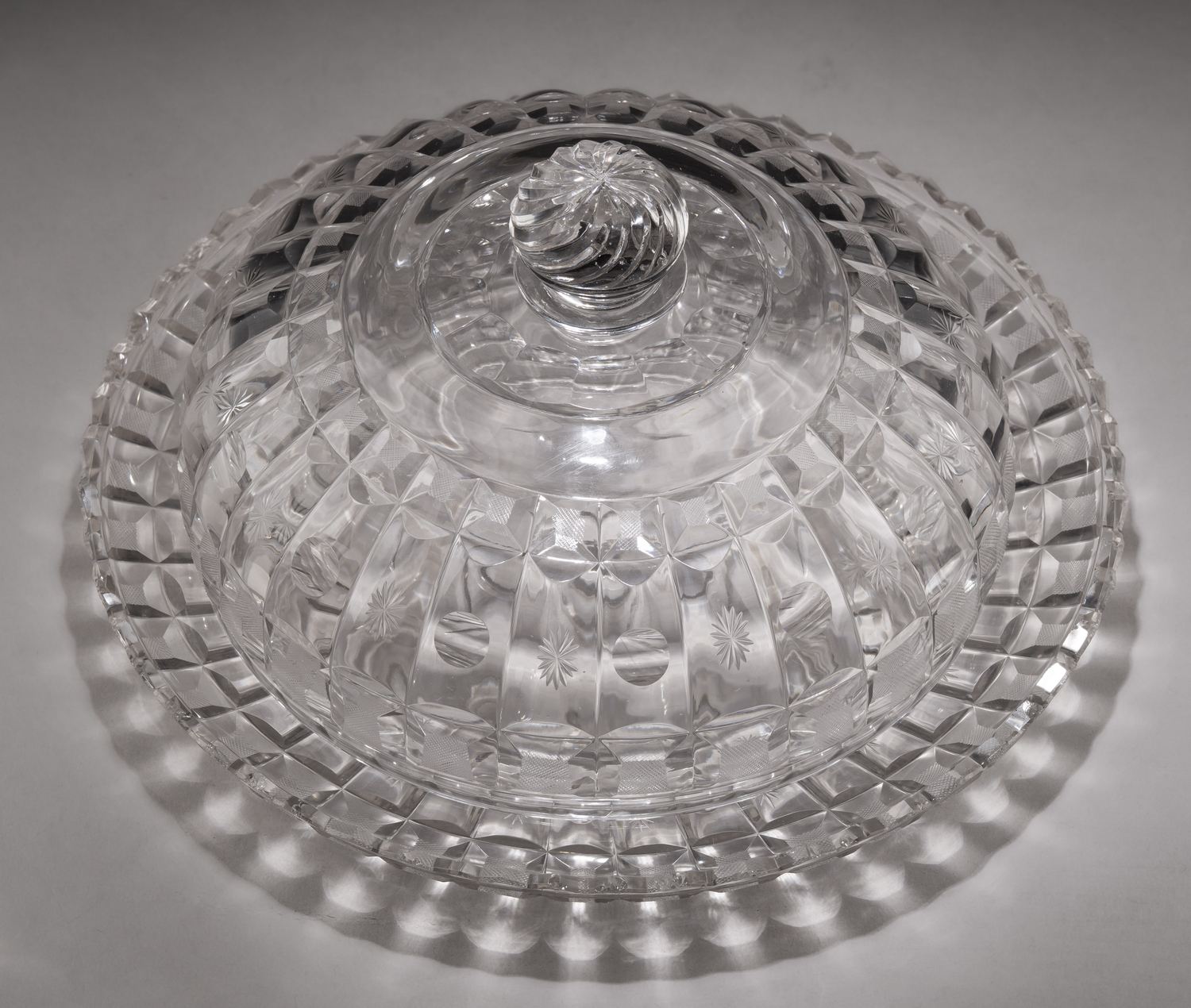 (ИСЗ. Сервиз из Зимнего дворца) Блюдо с крышкой клош из «Бахметевского сервиза».
Россия, Императорский стеклянный завод, по проекту А.Бармина, 1820-1890-е годы.