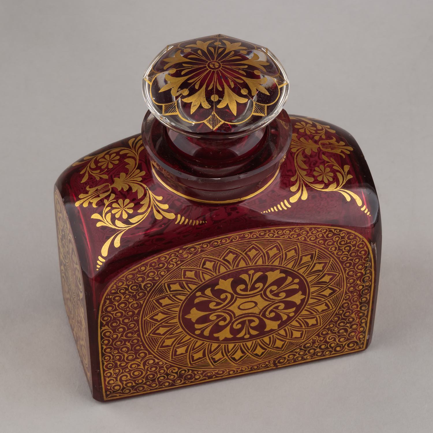 Чайница «золотой рубин».
Россия,  Императорский стеклянный завод,  середина XIX века.